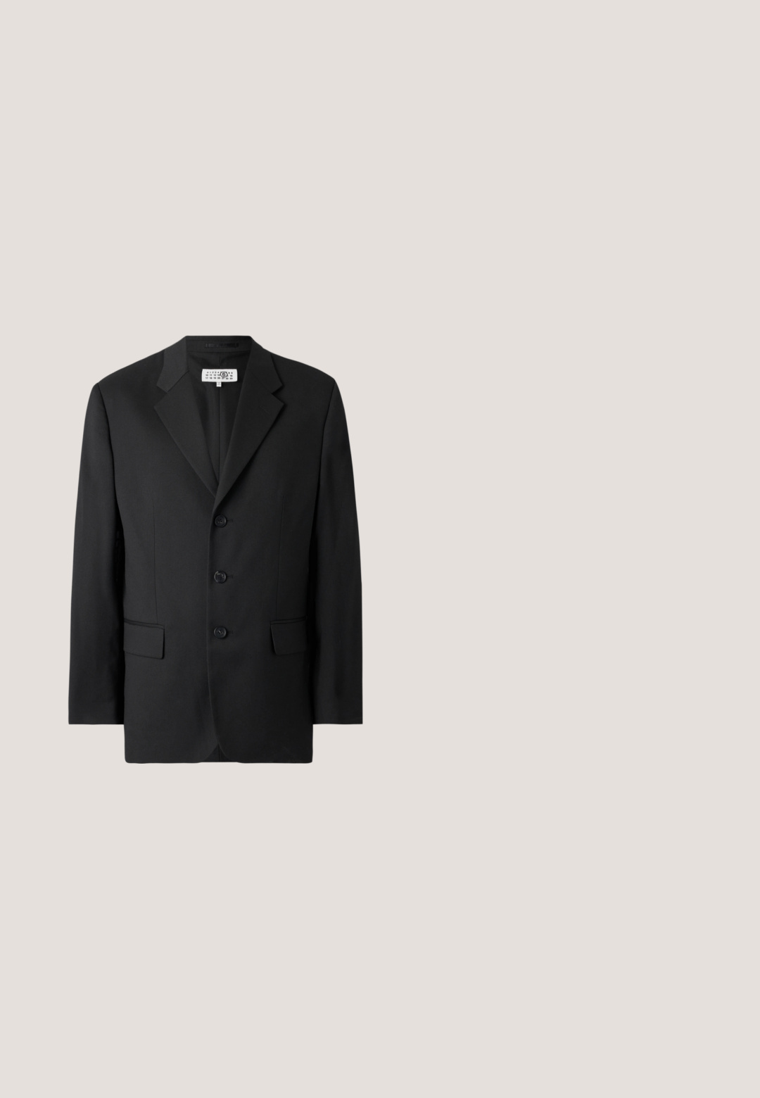 Sort blazer lavet af glat stof, med en slagkrave, tre frontknapper og to frontlommer. Klassisk skræddersyet design.; Kortærmet hvid skjorte, blød tekstur, knapfront, spredt krave, enkelt brystlomme, afslappet boksdesign. Ensfarvet uden mønstre.; Sorte bukser med lige ben, forreste plisseringer, knaplukning i taljen og sidelommer på hvid baggrund.; Sort poleret læder snørestøvle med tyk gummisål og lav hæl, sideskilt med mærketekst "SAMSOE" og bageste træksnor.; Sort Calvin Klein crossbody-taske med klap, justerbar rem og lille guldlogo på forsiden, mod en ens hvid baggrund.; Mørkebrun læderbælte med sølvfarvet rektangulært spænde og tre justerbare huller på hvid baggrund.