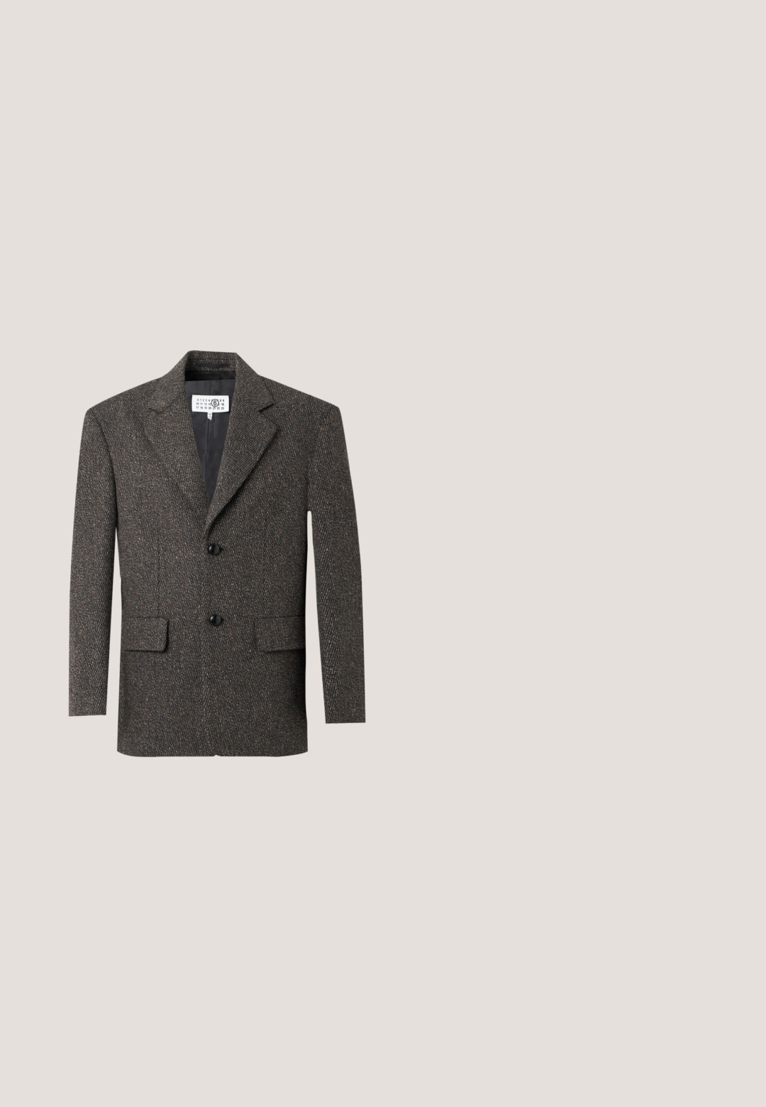 Donkerbruine wollen blazer met visgraatmotief, met een ingesneden revers, twee zwarte knopen, klepzakken en een zichtbaar merkembleem aan de binnenkant van de kraag.; Donkerbruine, lange mouw, gebreide trui met ribbelstructuur, ronde hals en aansluitende boorden, afgebeeld op een effen lichte achtergrond.; Bruine button-up overhemd met een kraag, lange mouwen, een enkele borstzak en grijze knopen, gemaakt van een geweven stof.; Beige rechte broek met een subtiel ruitpatroon, ceintuurlussen en een voorvouw, weergegeven op een effen witte achtergrond.; Bruine suède veterschoen met een ronde neus, platte zwarte zool en een minimalistisch design. De textuur lijkt zacht en iets donzig.; Zwarte leren laptoptas met twee bovenhandvatten, een afneembare schouderriem, een textuur oppervlak en een rechthoekige vorm. Geëmboste logopatch zichtbaar.