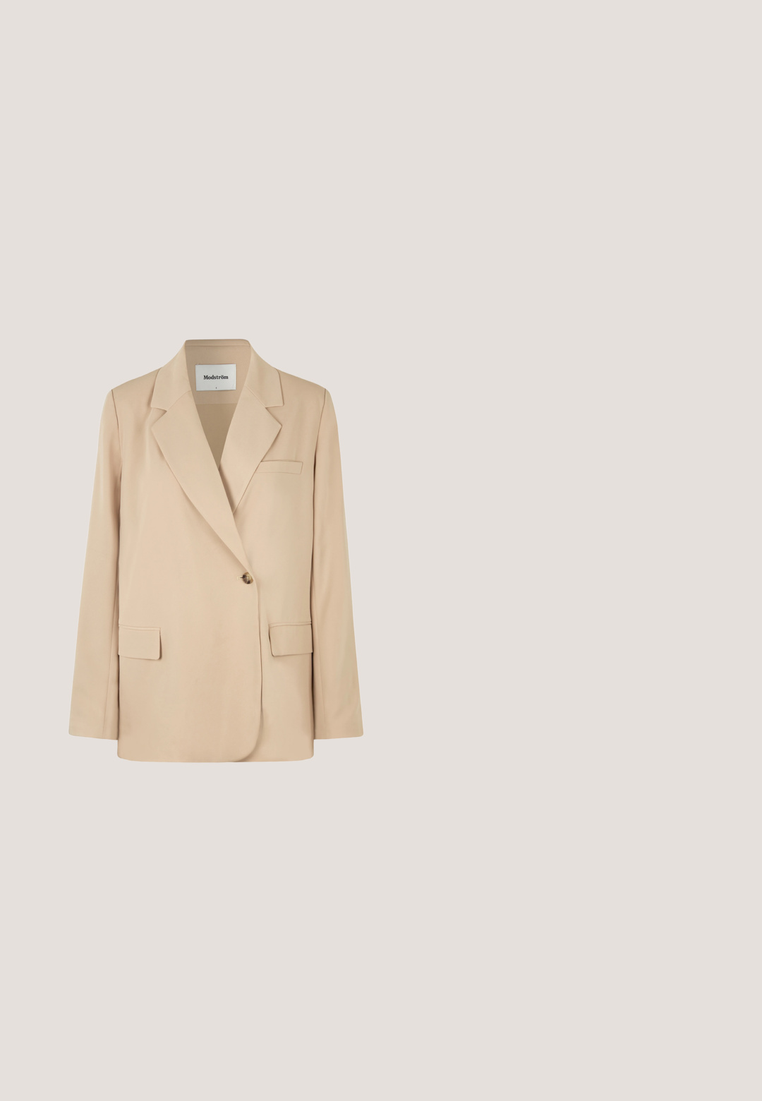 Beige blazer med en struktureret design, to forlommer, enkelt knaplukning og skarpe revers. Fremstillet af glat, letvægtsstof.; Hvid ribbet ærmeløs crop top med rund hals og en synlig beige mærkebetiket inden i kraven.; Lys blå denim jeans med lige ben-design, fem lommer, en knap- og lynlåslukning samt synlige syninger.; Copenhagen Studios CPH72 - Sneakers - white; Cremfarvet læder crossover taske med en buet klap, guldfarvet hardware og en elegant logo plade. Med struktureret overflade og justerbar strop.; Guldøreringe i hoop-stil med en glat, skinnende overflade og en sikker låsemekanisme. Cirkulært design uden yderligere pynt eller mønstre.
