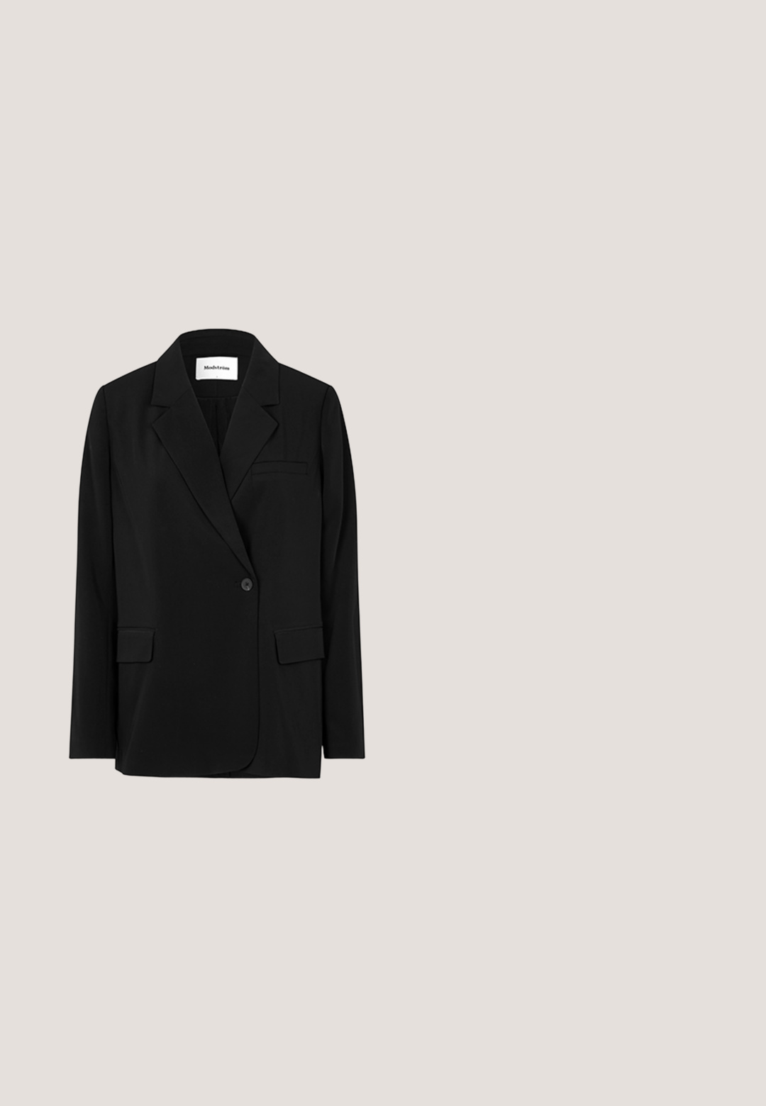 Modström PERRYMD - Blazer - schwarz; Sort langærmet skjorte lavet af ribbet stof. Har en rund halsudskæring og tætsiddende silhuet. Enkelt design uden mønstre eller accenter.; Sorte bukser med skræddersyet design, lige ben, enkelt folder og lomme detaljer. Lavet af et glat, let materiale.; Sort læderloafer med lav hæl, rundet tå og dekorativ metalspænde foran.; Sort lædertaske med to lange stropper og en frontklap med en rektangulær guldlås.; Guldøreringe i hoop-stil med en glat, skinnende overflade og en sikker låsemekanisme. Cirkulært design uden yderligere pynt eller mønstre.