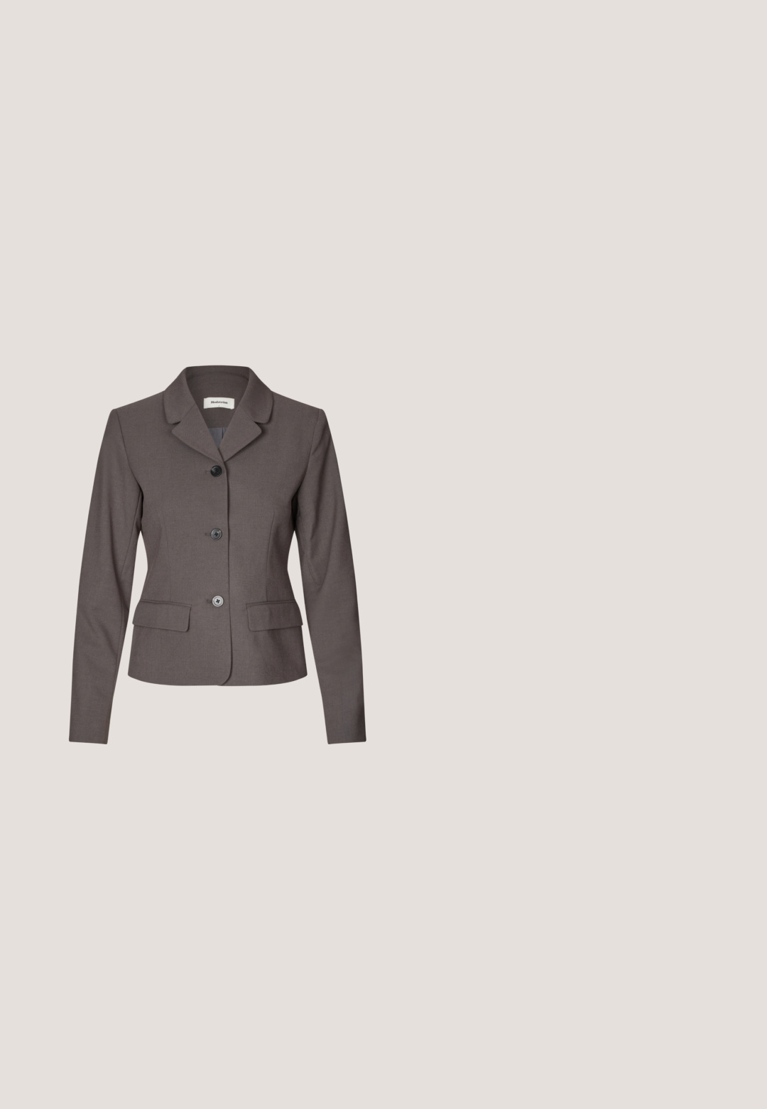 Tmavo šedý dámsky blazer s klopovým golierom, tromi prednými gombíkmi, dlhými rukávmi a dvoma vreckami so štepovaným lemom.; Krátky rukáv, sveter s okrúhlym výstrihom v svetlosivej farbe, vyrobený z jemného pleteného materiálu. Má uvoľnený strih a mierne rebrovaný lem.; Sivé široké nohavice z textúrovaného materiálu s vysokým pásom a záhybmi vpredu. Dizajn zahŕňa hladký pás a žiadne viditeľné zapínanie.; Sivé dámske semišové lodičky so slingbackom, s ostrou špičkou a štíhlou stredne vysokou ihlou na bielom pozadí.; Sivá semišová kabelka cez rameno so širokým popruhom, minimálnymi švami a mäkkým štruktúrovaným tvarom na bielom pozadí.; Srebrný náhrdelník s reťazou s piatimi srdcovými akcentmi. Srdcia majú hladký, lesklý povrch. Nastaviteľná spona s predlžovaním reťaze.