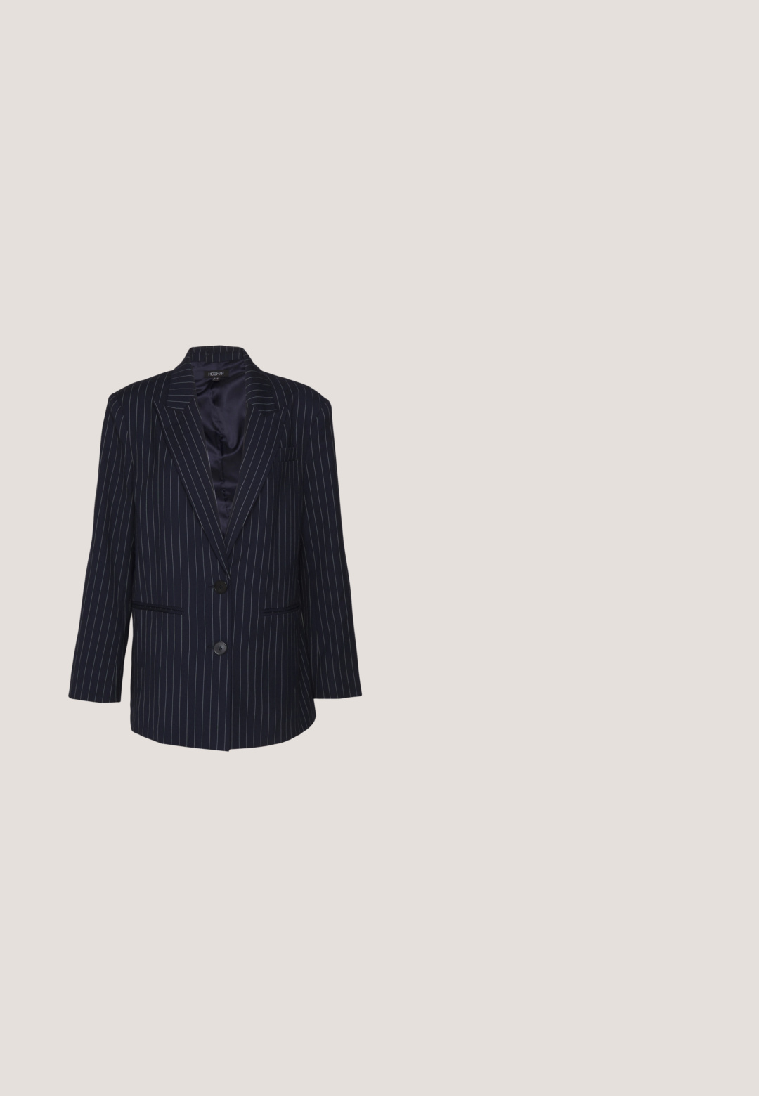 Mossman THE REBORN  - Blazer - dark blue; ONLY Tall ONLRILEY KNOT CHECK SHIRT  - Blouse - dress blues; Jean flare bleu foncé en denim, doté d'une taille haute, de cinq poches et d'une fermeture à bouton, avec un léger dégradé de couleur sur les cuisses.; Chaussure noire à bride slingback en maille, bout pointu, talon kitten et boucle de sangle ajustable à la cheville sur fond blanc.; Lunettes de soleil écaille de tortue avec une forme cat-eye, verres bruns, accents dorés sur la monture et branches texturées ornées de petites clous décoratifs.; Sac bandoulière en cuir bleu marine avec un logo doré, une poche zippée, une sangle réglable et une texture lisse ; forme rectangulaire aux bords arrondis.