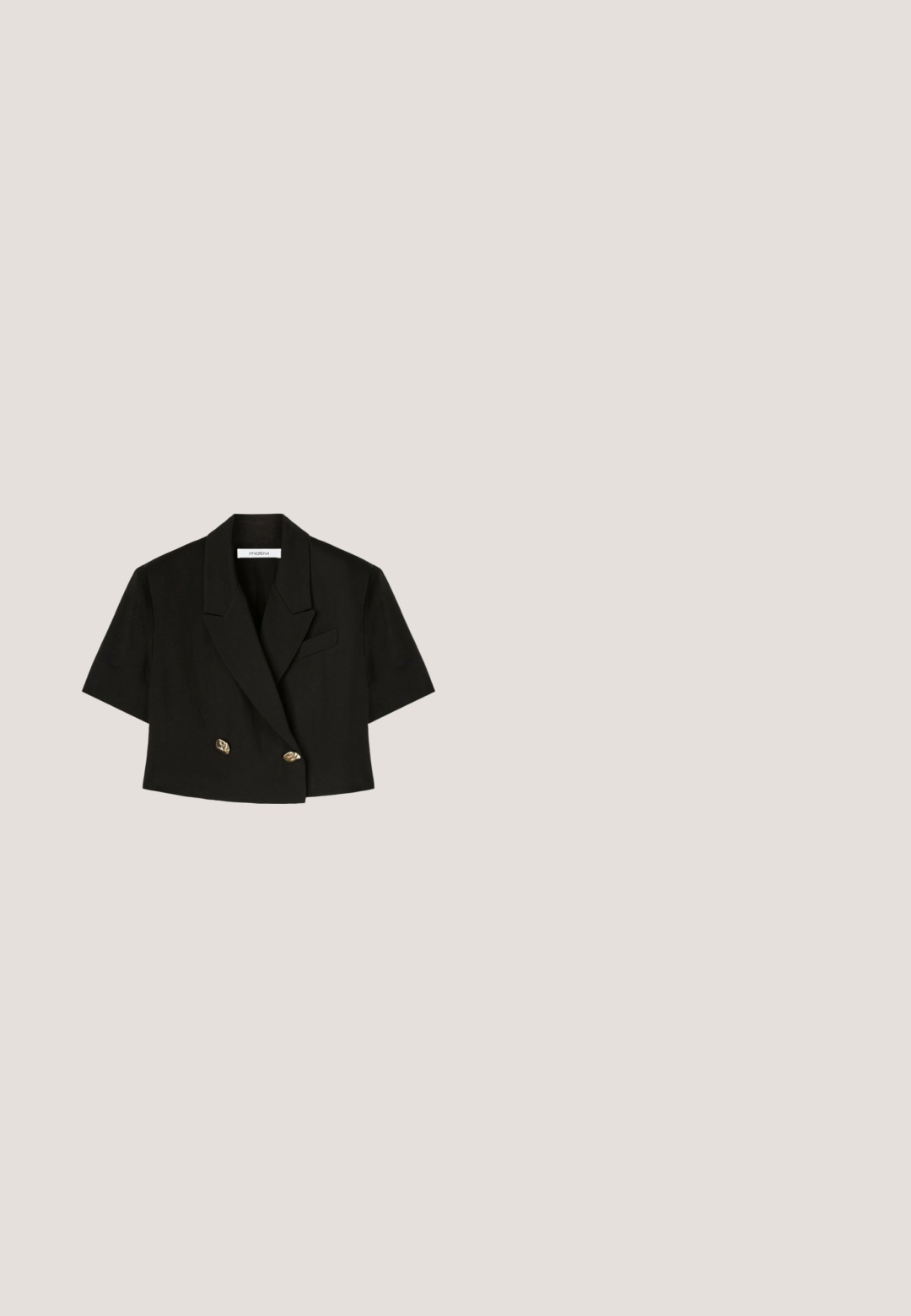 Zwarte cropped blazer met korte mouwen, brede revers, twee gouden knopen en een borstzak met bies, plat gelegd.; Zwart mouwloos jurkje met een V-hals en een gerimpeld stofontwerp bij de taille, met een contrasterende gladde bovenkant en een gestructureerde onderkant.; Zwart met tan spitse kittenheel sandaal met enkelbandje en grote zwarte bloemrijke versiering aan de voorkant.; Zwarte zonnebril met een slank, rechthoekig montuur. Voorzien van donkere gradient lenzen en gouden 'vogue' branding op de slapen.; Zwarte leren clutch met een gouden kettinghengsel. Heeft een ritssluiting en een in reliëf gedrukt merknaam in goud aan de voorkant. Glad textuur, rechthoekige vorm.; Rode en gouden oorbellen in de vorm van een paddenstoel met kleine witte parelaccenten op een effen witte achtergrond.
