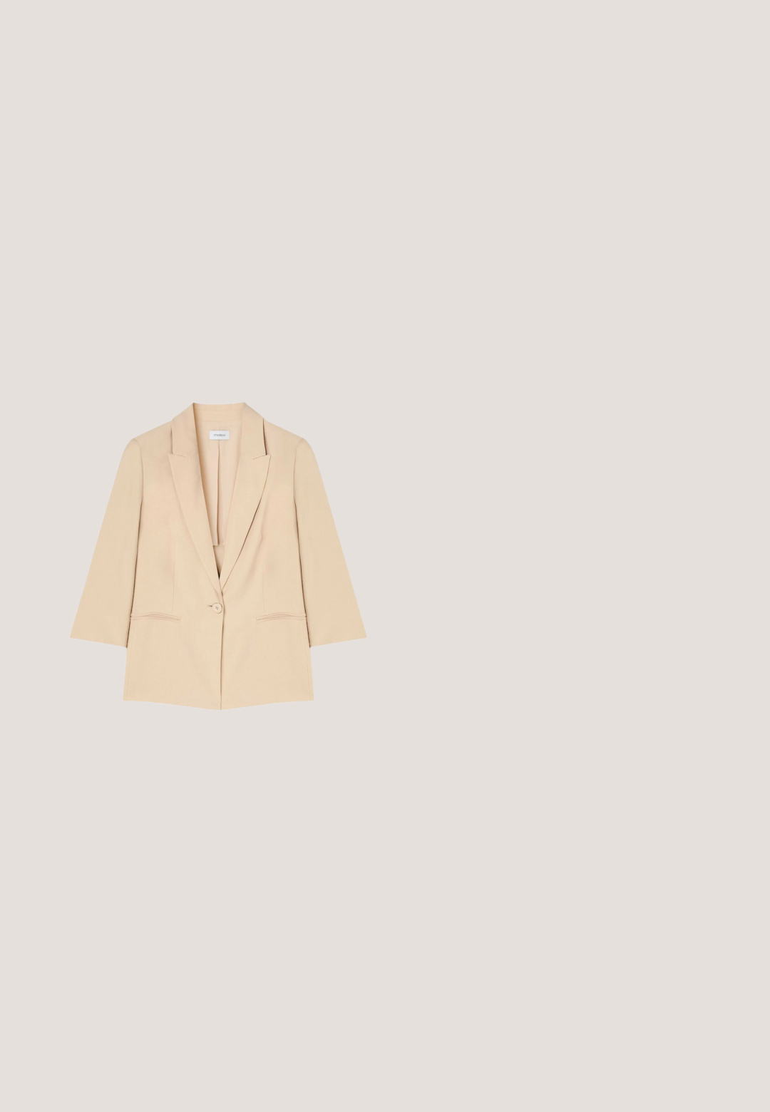 Beige blazer met één knoop, met notch revers, twee voorzakken met paspel en driekwart mouwen.; Witte jumpsuit met verticale zwarte strepen, V-hals, gerimpelde halslijn en korte mouwen. Brede pijpen met geplooide details.; Beige slingback ballerina's van zacht suède, met een slanke, puntige neus, decoratieve gouden metalen accenten en een minimalistisch ontwerp.; Aviator zonnebril met goudkleurig montuur, bruine glazen met verloop en dunne metalen pootjes, getoond op een witte ondergrond.; Rechthoekige beige schoudertas met gouden ritssluiting, verstelbare riem en klein "kazar" logo in het midden aan de voorkant.; Delicaat gouden kettingarmband met een klein wit parelmoer klavertjevier bedeltje en een verstelbare sluiting met een piepklein vogelbedeltje.