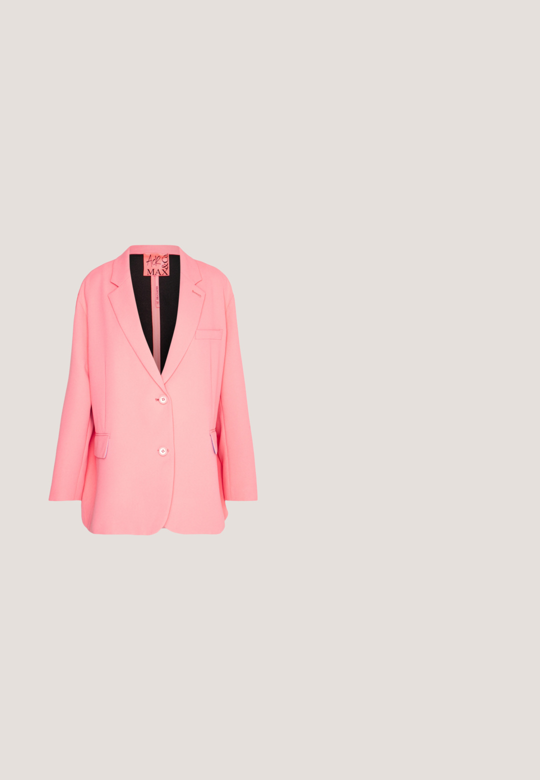 Lyserød oversized blazer med klapper, to frontknapper, klaplommer og en brystlomme mod en ensfarvet baggrund.; Lyserød, struktureret bluse med lange ærmer og en nøglehulsklipning. Har samlet detaljering på ærmerne og en cropped kant.; Fuchsia brede bukser med høj talje, frontfald og en enkelt sort knaplukning. Glat tekstur og skræddersyet design.; Lyserød hælsandal med en klar plastikrem, åben tå-design og en slank blokhæl, med en spænde ankelrem.; Lyserød flettet håndtaske med to forlommer, store runde knapper og et enkelt rundt håndtag mod en ensfarvet lys baggrund.; Guld hoops øreringe prydet med flerfarvede krystaller i pink, blå og klar. Har en sikker fastgørelse og et detaljeret mønster.