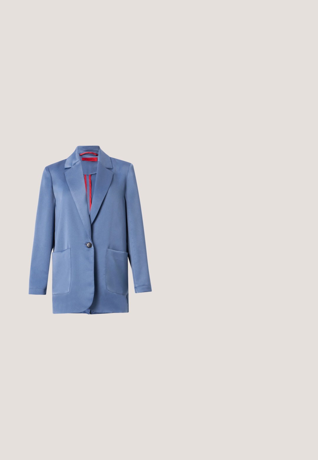 Blazer en satin bleu avec une fermeture à deux boutons, des revers notés et deux poches avant. L'intérieur est doublé d'un rouge contrastant.; T-shirt bleu clair à manches courtes et col rond avec le logo "PINKO" centré juste en dessous de l'encolure à l'avant.; Pantalon cargo blanc avec une coupe droite, doté de poches latérales, d'une fermeture à bouton et de coutures visibles. Tissu lisse et durable.; Escarpin beige brillant à talon haut avec bout pointu et talon fin, avec un petit détail doré près du talon sur un fond gris clair uni.; Sac à main en cuir beige doux avec haut froncé, logo embossé sur le devant, et une poignée courte attachée par des maillons de chaîne dorés.; Collier superposé doré avec plusieurs rangs de petites et grandes perles blanches sur fond blanc.