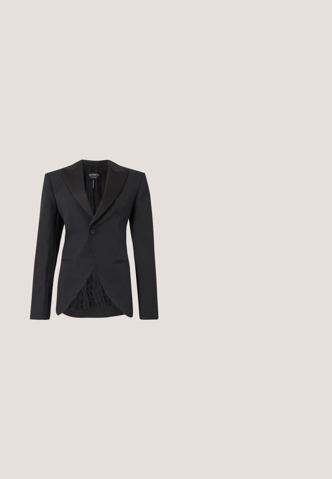 Sort skræddersyet dameblazer med enkelt knaplukning, notched revers, forlommer og detaljer med blondeforing indvendigt.; Sort langærmet bluse med en samlet rund halsudskæring, der har en subtil knapdetalje og en flydende silhuet lavet af letvægtsstof.; Sorte bukser med lige ben, der har sidelommer og guldhardwaredetaljer ved taljen. Glat tekstur.; Sort laklæder spids tå slingback sko med T-rem og lav skrå blokhæl på hvid baggrund.; Rektangulær guld clutch taske med skinnende overflade, metal-lås og kort guldkædehank mod en lys ensfarvet baggrund.; Guldmetal manchetarmbånd med en tekstureret, hamret finish, der har et blomstermotiv med tre små kunstige perler i midten.