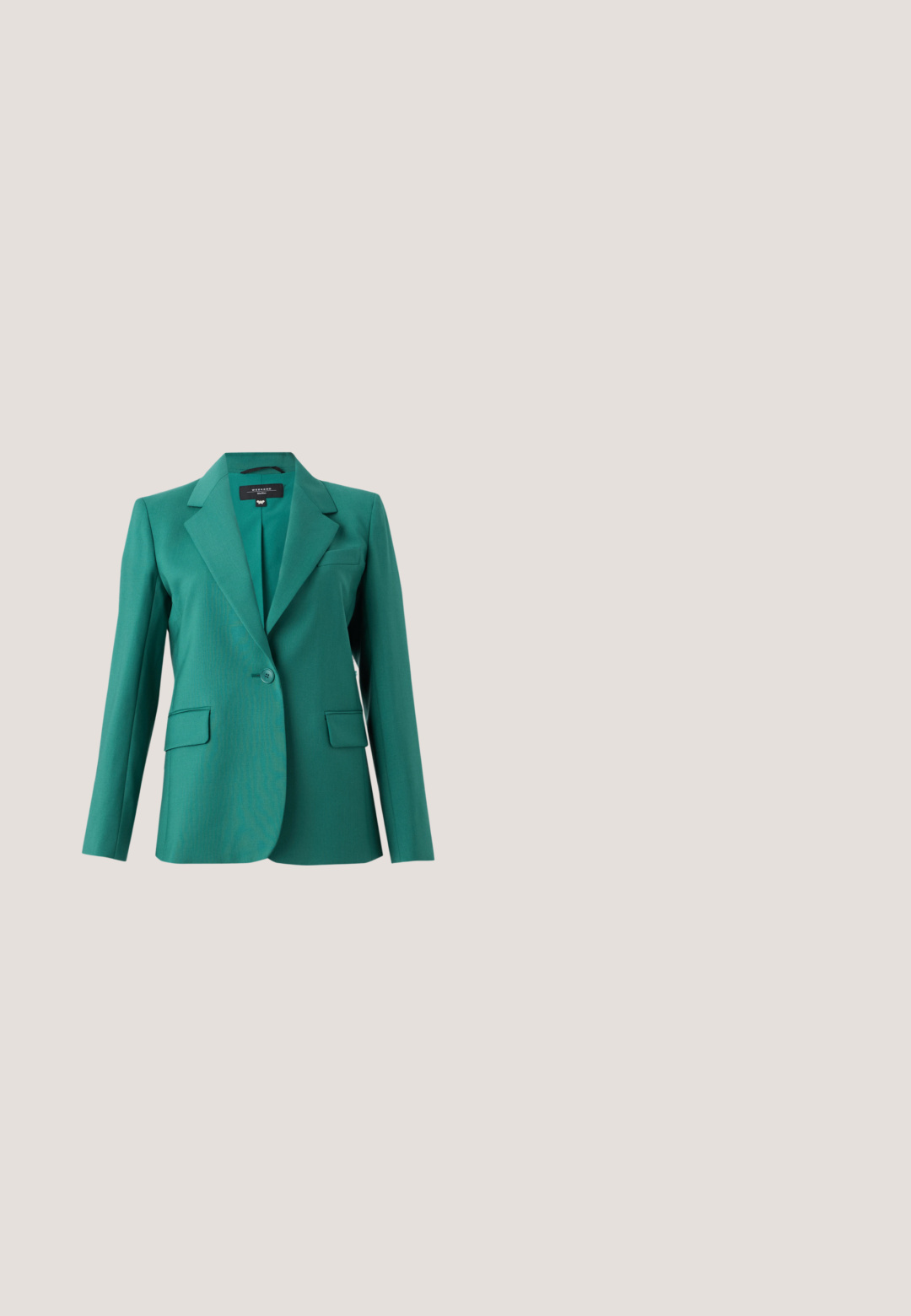 Teal blazer med reverskrave, enkelt knaplukning, to frontlommer og glat tekstur. Skræddersyet pasform med et moderne design.; Lys grøn ærmeløs top med et tekstureret ribmønster og en tætsiddende form. Har en rund halsudskæring og diskret samling på siderne.; Olivengrønne bukser med lige ben og talje i midjeniveau med bæltestropper, lavet af tekstureret stof, vist mod en hvid baggrund.; Beige stroppesandal til kvinder med guldfarvet lav hæl og ankelspænde, vist på hvid baggrund.; Lyse beige clutch-taske med krokodilletekstur, klaplukning, guldfarvet hardware og aftagelig kæderem. Har en logo på forsiden.; Delikat guldkædearmbånd med klare krystaller og et centralt æbleformet vedhæng dækket med små glitrende sten.