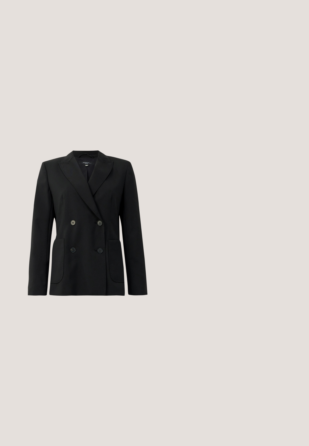 Sort dobbeltradet blazer lavet af struktureret stof, med klapkrave, to forlommer og fire sorte knapper.; Hvid langærmet bluse lavet af glat stof, med rund halsudskæring, knaplukning og blondebesatte håndled. Justeres med et bånd ved halsen.; Sorte, højtaljede bukser med vide ben, bæltestropper, lynlås foran og fold ned langs midten af hvert ben.; Sort læderpumpe med spids tå og lav hæl. Har en glat tekstur og subtil glans. Åben udskæring foran for ekstra detalje.; Sort lædertaske med topstykke, sølvspænde og justerbar skulderrem på hvid baggrund.; Par sølvtonede metaleøreringe formet som den kantede bogstav M med runde fester på en hvid baggrund.
