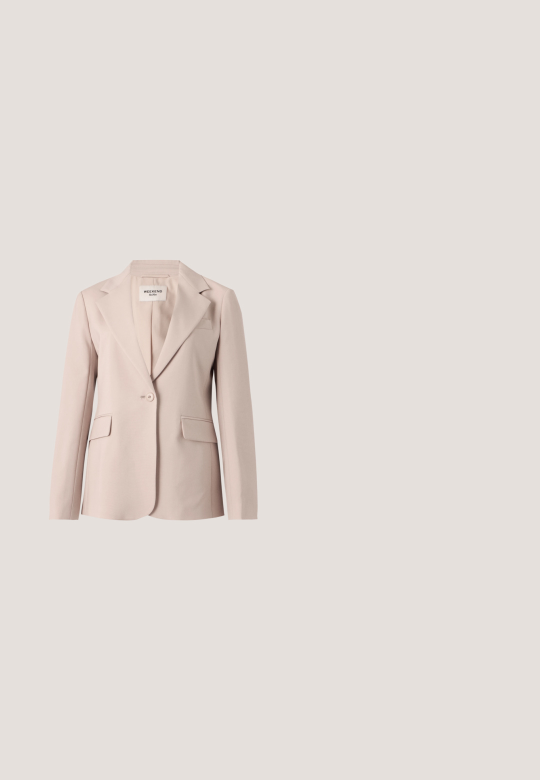 Beige damesingle-knap blazer med notch revers og to forlommer med klapper hængende mod en hvid baggrund.; Hvid ærmeløs kabelstrikket sweater med ribbet kant. Har en lille, broderet blå logo på brystet. Tekstureret, blødt stof.; Hvid langærmet skjorte med knap-udfældet krave, frontknaplukning og venstre brystlomme. Fremstillet af glat stof med en afslappet pasform.; Mørkegrå plisseret nederdel med elastisk talje, der har et struktureret stof og en klassisk A-formet silhuet. Velegnet til hverdag.; Sorte læder loafers med et slankt design, der har en rund tå, dekorativ frynse og en lav, struktureret gummisål.; Brun læderhåndtaske med struktureret design, dobbelte håndtag, aftagelig skulderrem, guldfarvet hardware og en dekorativ charm.