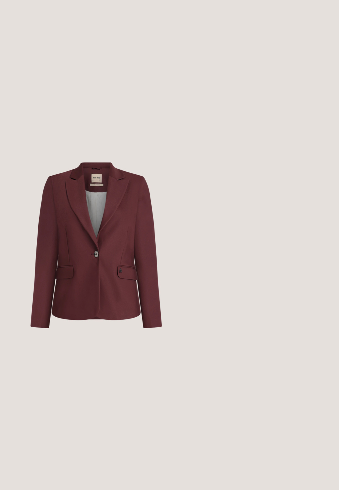 Blazer femme bordeaux foncé, ajusté, à un bouton, avec revers crantés et poches avant à rabat, présenté sur fond uni.; Caraco bordeaux sans manches avec bordure en dentelle sur les bretelles et l'encolure, style ajusté, présenté sur un fond uni.; Pantalons taille haute, jambes larges en prune profonde avec deux boutons à la taille et des poches latérales, présentés à plat sur un fond blanc.; Escarpin en cuir verni bordeaux à talon haut, bout pointu, bride arrière et trois boucles réglables dorées, vu de côté.; Petit sac à main bordeaux brillant avec une poignée supérieure et une bandoulière détachable, présenté sur un fond clair uni.; Boucles d'oreilles pendantes avec perles rondes violet foncé, ovales texturées, dorées et irrégulières brun foncé ressemblant à des pierres, empilées verticalement.
