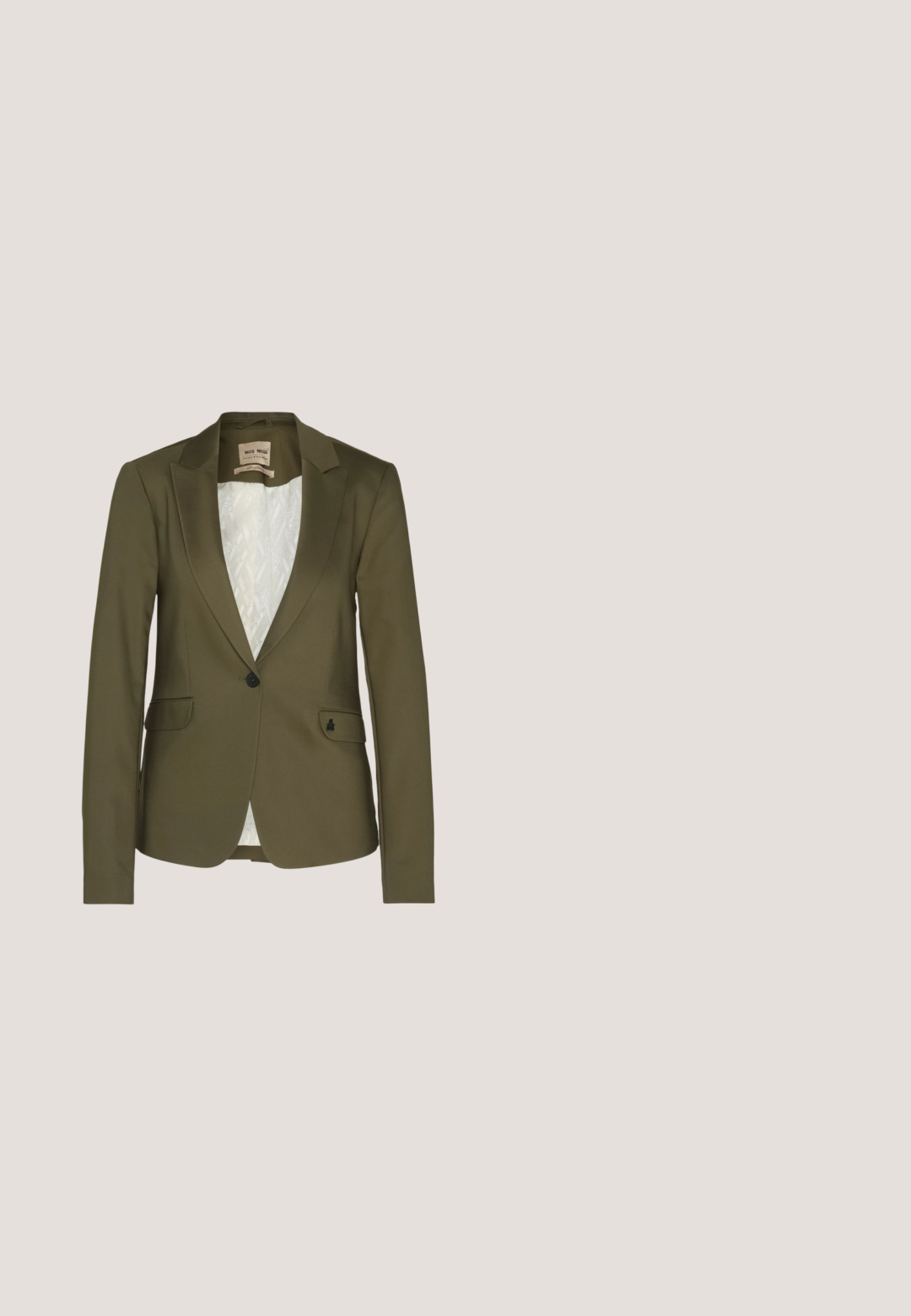 Blazer vert olive avec un col cranté, fermeture à un bouton, deux poches devant et une doublure intérieure texturée de couleur claire.; T-shirt à manches courtes couleur kaki en tissu doux. Col rond ; ourlet droit. Design minimaliste sans motifs ni accents visibles.; Pantalon vert olive slim, doté de deux boutons à l'avant, de passants de ceinture et d'une texture lisse avec des accents de panneaux latéraux.; Selected ASHLEY - Mules à talons - black; Sac à main en cuir noir de forme triangulaire, avec un rabat incliné et une poignée supérieure arrondie. Il présente une texture lisse et des détails de design minimalistes.; Fossil NECKLACE HERITAGE - Collier - gold-coloured