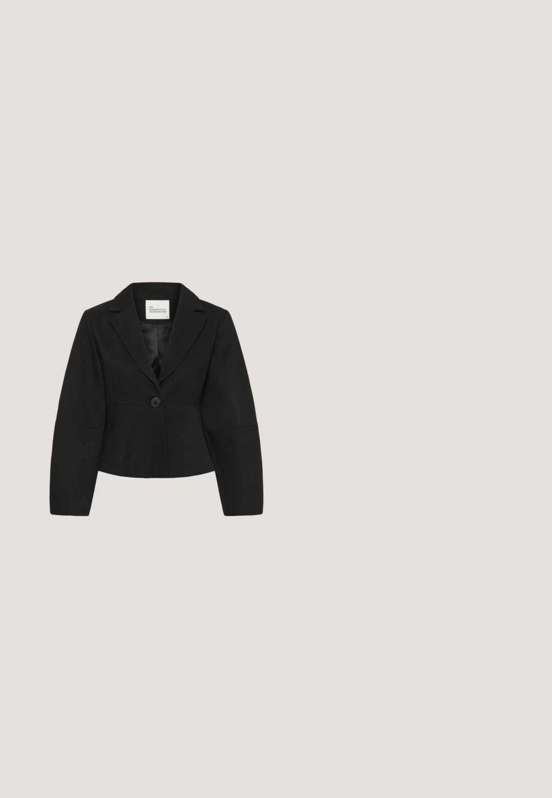 Blazer negro corto con mangas largas, solapas con muesca, cierre delantero de un solo botón y una etiqueta interior visible que dice "My Essential Wardrobe.".; Top de tirantes negro con canalé, de cuello redondo y sin mangas. Textura suave, forma ajustada y sin logotipos ni adornos visibles.; Pantalones de pierna ancha negros hechos de tela transparente, con una cinturilla elástica y un cordón para un ajuste ajustable y una textura suave.; Sandalia negra de tacón alto con un diseño entrelazado y punta abierta, que presenta bandas de cuero verticales y una delgada correa en el tobillo. Acabado brillante.; Bolso de hombro de cuero negro en forma de media luna con correa ajustable y cierre de cremallera.; Amplia sortija de oro martillado con un acabado brillante; superficie irregular y ondulada, y diseño abierto para un ajuste ajustable.