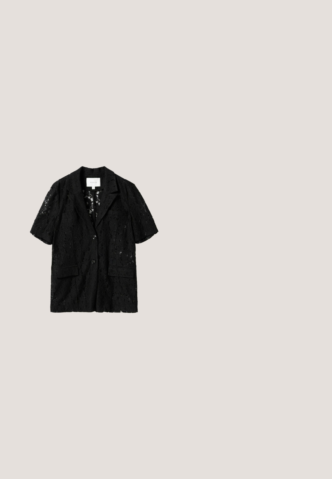 Svart kortermet blondeblazer med to knapper, hakket krage og fremre klafflommer, vist på hvit bakgrunn.; Svart jumpsuit med korte, vide ermer og firkantet halslinning. Har innsvingt liv, knyting foran, og vide bukseben.; Svart gummiflip-flop sandal med teksturert fotseng og tynne Y-formede stropper på en ensfarget hvit bakgrunn.; Svarte oversized solbriller med en glossy overflate, gradient grå linser og sølvdetaljer på stangen. Firkantet rammedesign.; Svart vevd håndveske med en buet fasong, toppet med et mørkt lærhåndtak og detaljer i gulltone. Glidelåslukking på toppen.; Gullarmbånd med hengselspenne, med to teksturerte skjellformede ender, vist på hvit bakgrunn.