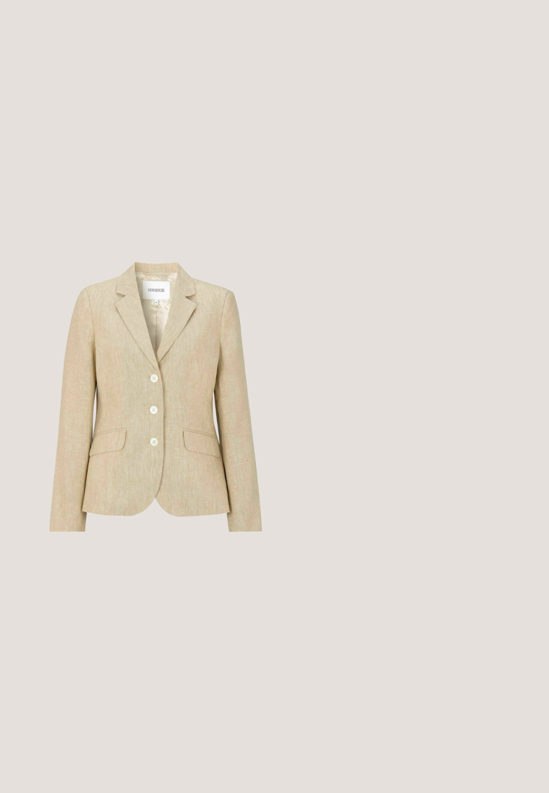 Beige skræddersyet blazer med tre forreste knapper, hakkede revers, to forreste klaplommer og lange ærmer, lavet af tekstureret stof.; Langærmet bluse i økologisk bomuld med hvid baggrund og marineblå vandrette striber. Rund halsudskæring, afslappet pasform, ingen synlige detaljer.; Plisserede vidbenede bukser i off-white stof med smalle vertikale grå striber. Har en tætsiddende talje og en afslappet pasform gennem benene.; Brun læderloafer med vævet beige panel på toppen, lavt træhæl og traditionelt penny-strap design på hvid baggrund.; Blåt silketørklæde med hvidt ankerprint, afgrænset med dobbelte sorte og hvide striber. Elegant firkantet form. Glat tekstur.; Beige flettet taske i strå med åben top og to lyse håndtag.