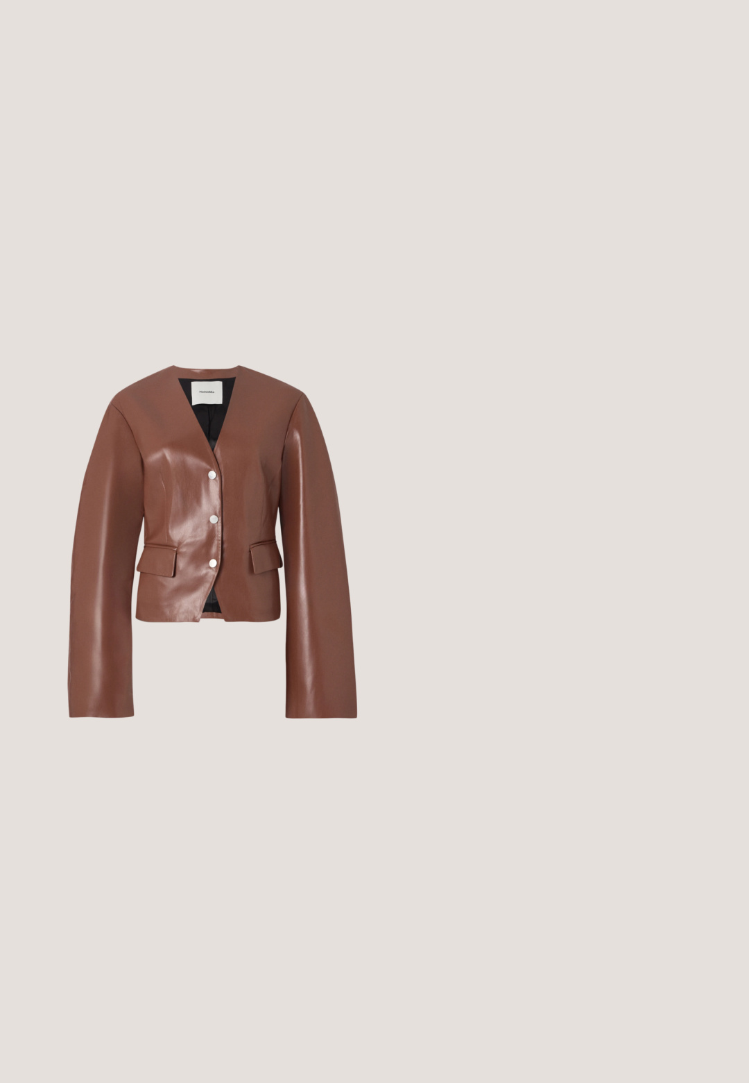 Hnedý blazer z faux kože s výstrihom do V, dlhými rukávmi, predným zapínaním na gombíky a dvoma prednými vreckami. Hladká textura s jemným leskom.; Krémovo-farebný pletený bezrukávnik s diamantovým čipkovým vzorom a rebrovaným lemom, veľkosť malá s etikietou značky Reiss.; Dlhý rukáv košele v žiarivých ružových a oranžových odtieňoch, s gombíkmi na prednej strane, klasickým golierom a prúžnou, ľahkou tkaninou.; Theory Nohavice - avocado; Čierna a tmavočervená lesklá členková topánka s geometrickým masívnym podpätkom a štvorcovou špičkou, zobrazená na jednoduchom svetlom pozadí.; Hnedá kožená kabelka na rameno s tkaným vzorom, zaobleným tvarom a nastaviteľným popruhom na bielom pozadí.