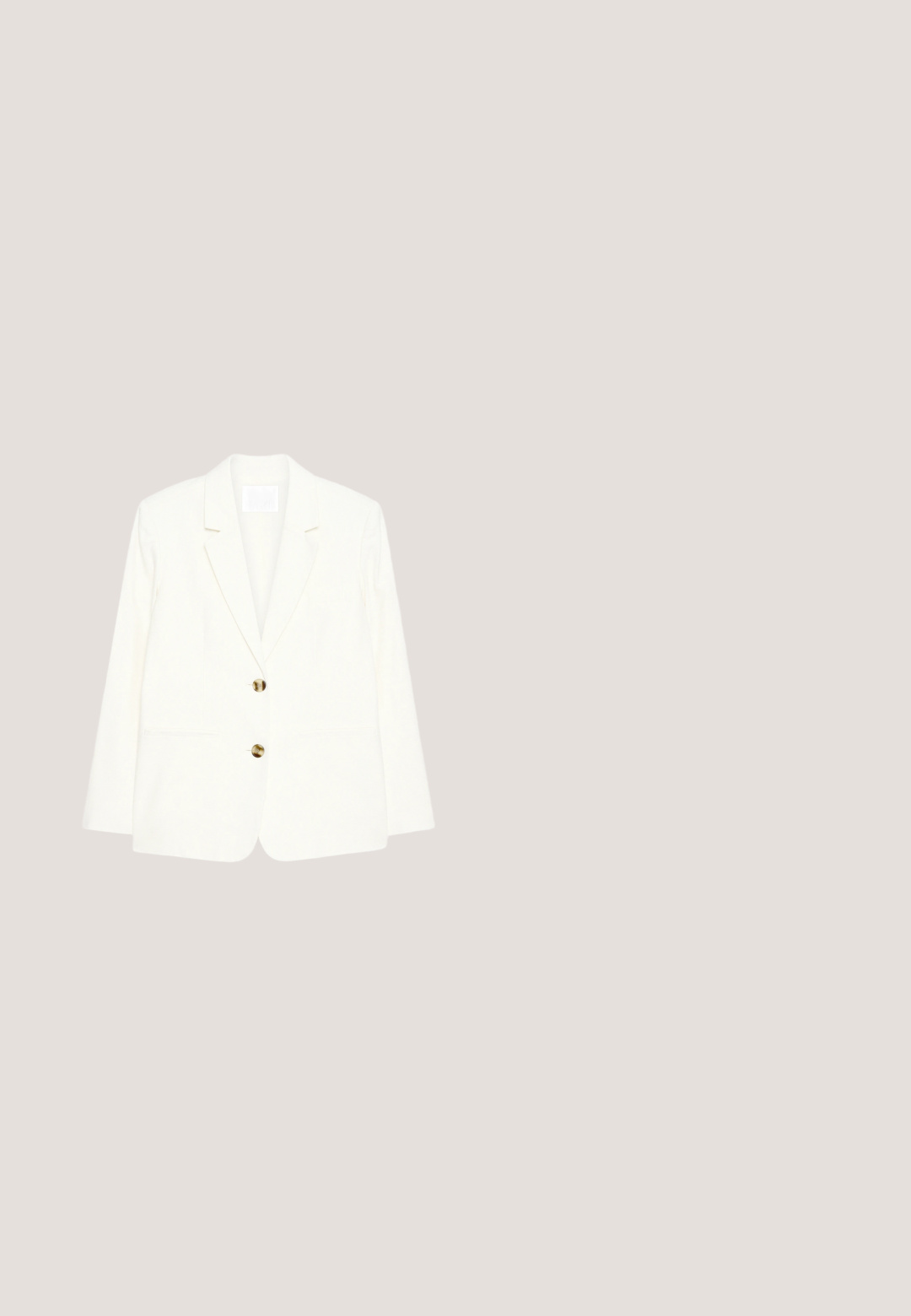 Weißes Blazer mit strukturiertem Design, zwei vorderen Taschen und drei goldenen Knöpfen auf der Vorderseite. Hergestellt aus glattem Stoff.; Weißes, geripptes Tanktop mit rundem Ausschnitt und ärmellosem Design, gefertigt aus einem weichen Baumwollmix mit taillierter Silhouette.; Hellblaue Denim-Jeans mit hohem Bund, vorne mit Knopf- und Reißverschluss, Gürtelschlaufen und zulaufenden Beinen.; Weiße Sneakers mit strukturierten Gummisohlen und flachen Schnürsenkeln, kombiniert mit dunkeln, marineblauen Hosen aus lockerem, glattem Stoff und maßgeschneiderter Passform.; Beige Lederhandtasche mit geschwungener Form, einem verstellbaren Einzelriemen und einem goldfarbenen Logo-Akzent auf der Vorderseite. Glatte Textur, minimalistisches Design.; Ohrringe aus goldenem Metall in Form von quadratischen Kreisen mit abgerundeten Kanten und polierter Oberfläche, die das Licht mit ihrem glänzenden Finish reflektieren.