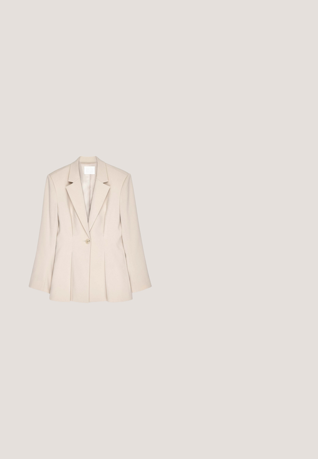 Blazer beige avec des épaules structurées, fermeture à un bouton et plis à l'avant. Tissu lisse et coupe cintrée.; Combinaison noire sans manches avec jambes larges, col en V cache-cœur, ceinture attachée à la taille et bretelles en chaîne.; Sandale à talon haut à imprimé serpent marron avec design à brides croisées, bout carré et semelle intérieure noire texturée. Logo de la marque visible sur la semelle intérieure.; Lunettes de soleil noires carrées surdimensionnées avec verres foncés dégradés et branches fines beiges sur fond clair.; Pochette en simili-crocodile, de couleur jaune pâle, avec un design d'enveloppe structuré et une chaîne dorée. Texture lisse avec fermeture à rabat angulaire.; Collier chaîne ton or avec six plaques métalliques ovales et rondes irrégulières martelées reliées ensemble et fermoir ajustable.