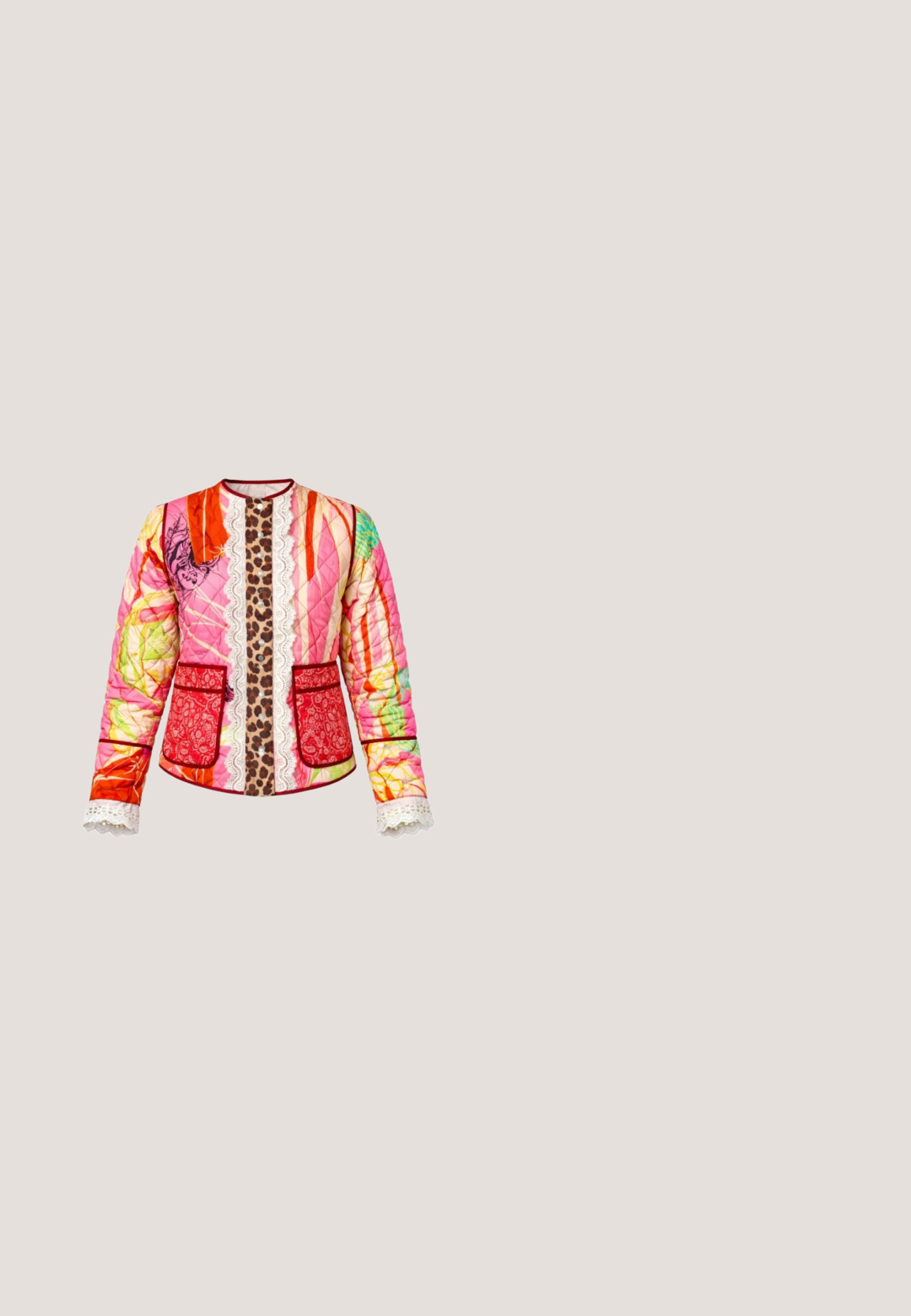 Veste matelassée multicolore avec motifs roses, orange, rouges et verts, panneau central à imprimé léopard, bordure en dentelle, deux poches avant rouges et poignets en dentelle.; Chemise blanche à manches longues avec un col rouge festonné. Présente une petite broderie de fraise verte et rouge sur le devant.; Pantalon noir à jambes larges avec des plis à la taille et un panneau de tissu superposé sur la jambe droite.; Chaussure femme à talon bloc bas avec bride en T, gris brillant, bout noir et bordure bleu clair sur fond blanc.; Sac à main en cuir tressé noir avec deux poignées et une bandoulière ajustable sur un fond uni.; Collier de perles facettées multicolores avec un grand pendentif marron en forme de goutte au centre sur un fond clair.