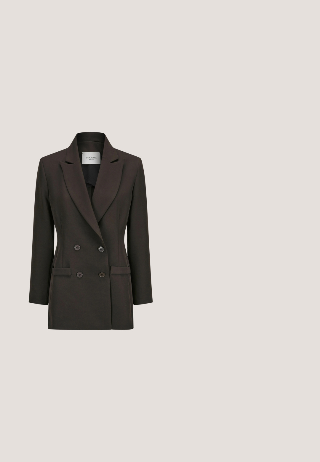 Dubbelborstige bruine blazer met een opstaande kraag, twee voorzakken en zwarte knopen. Glad textuur en een getailleerde pasvorm.; T-shirt met korte mouwen met zwart-wit abstract zebrapatroon en ronde hals, merkje zichtbaar aan de binnenkant van de kraag.; Olijfgroene broek met wijde pijpen, elastische tailleband, cropped lengte en een gladde stoftextuur.; Zwarte suède pumps met hoge hakken, een ronde neus, een bescheiden blokhak en een gladde textuur, met een strakke, minimalistische uitstraling.; Zwarte rechthoekige schoudertas met verstelbare band en klein zilveren "JENNY"-logo in het midden aan de voorkant.; Een paar zilveren gedraaide oorringen met een gladde, gepolijste afwerking en dunne metalen pennen voor doorgestoken oren tegen een witte achtergrond.