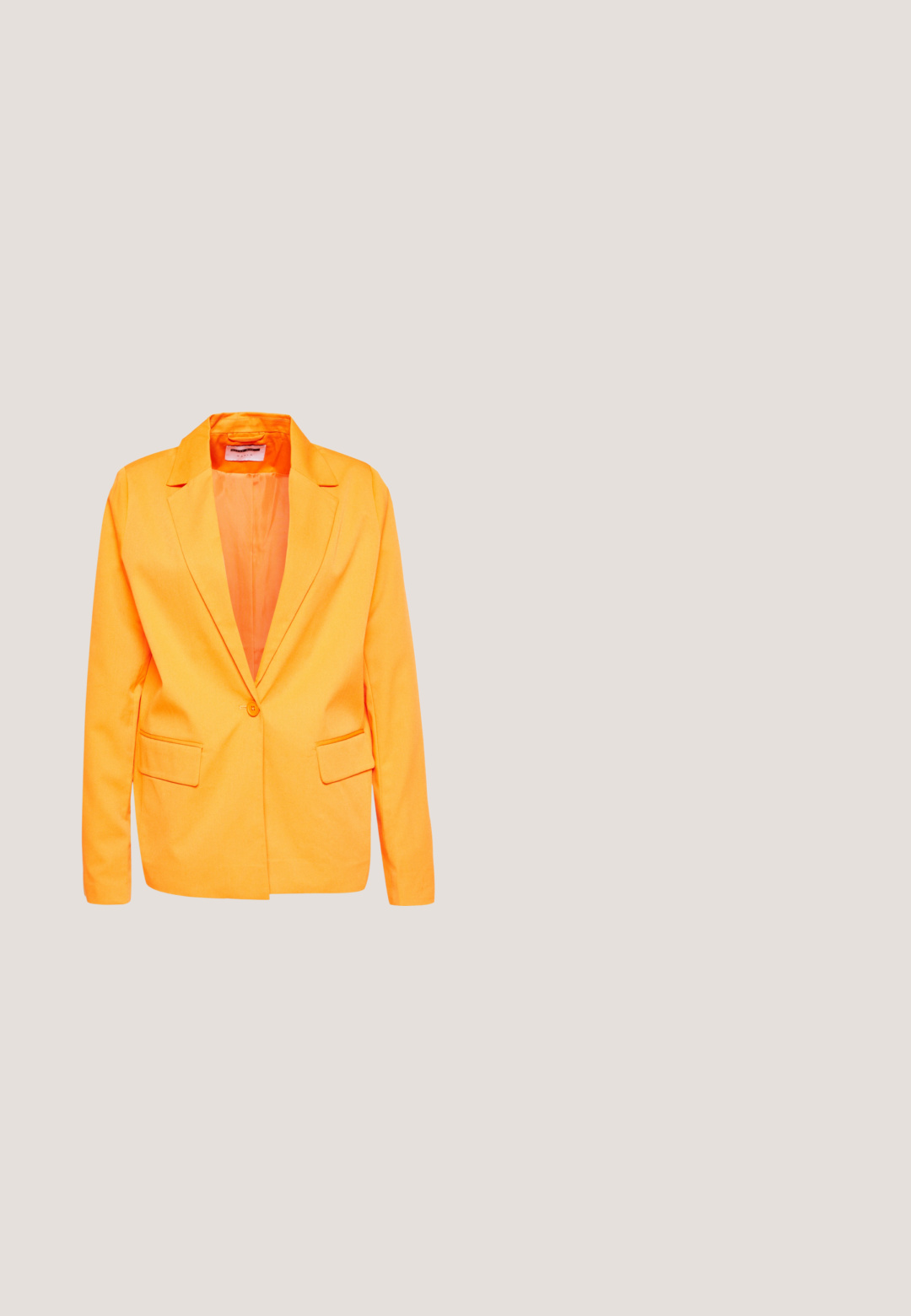Noisy May NMTHEA - Blazer - vibrant orange; JDY JDYCAMILLA STRAP - Top - black/multi; Pantalones negros de pierna ancha hechos de una tela suave y brillante, con una cinturilla elástica y sin bolsillos visibles ni detalles de metal.; Sandalias de cuero negras con diseño de tiras cruzadas, hebilla ajustable y suela texturizada con estrías para un mejor agarre.; Bolso estructurado negro de cuero con un asa superior, correa de hombro desmontable y un detalle de tapa en la parte frontal. Acentos en dorado.; Collar multi-capas dorado que presenta varios estilos de cadena, incluyendo eslabones gruesos y cadenas finas, con colgantes circulares y rectangulares.