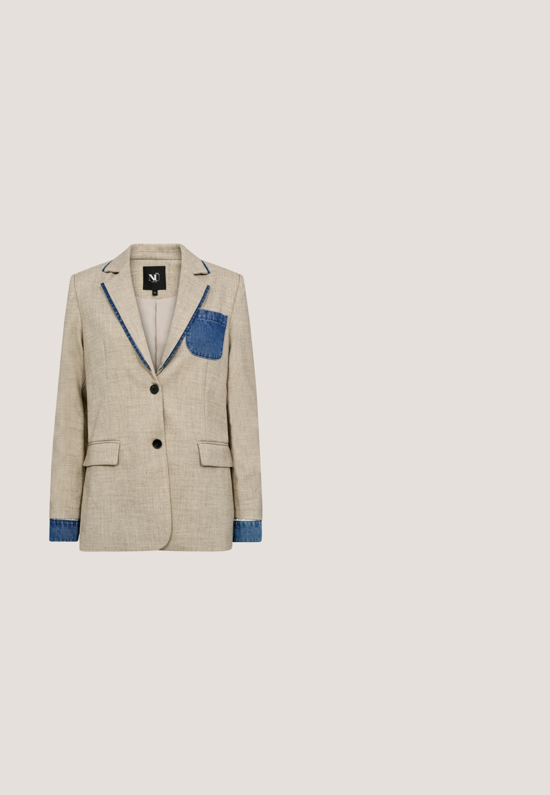Beige blazer med denimdetaljer, der har en enkelt brystlomme, to forlommer og sorte knapper. Tekstureret stof og kontrastsyninger.; Cremefarvet ærmeløs tanktop med firkantet halsudskæring og et lille mærke med teksten "KAFFE" øverst på indersiden af ryggen.; Beige blyantskørt lavet af strækbart materiale, har en tætsiddende pasform, glat tekstur og en behagelig elastisk talje.; Beige ruskind højhælede sko med spids tå og en 7 cm hæl. Glat tekstur, minimalistisk design og en strømlinet silhuet.; Beige rektangulær lynlåsmappe med et subtilt diamantmønster og en sort lynlås træk i en hvid baggrund.; Gule emaljerede øreringe formet som kronblade med guldkant, arrangeret i en klynge med tre kronblade på en hvid baggrund.