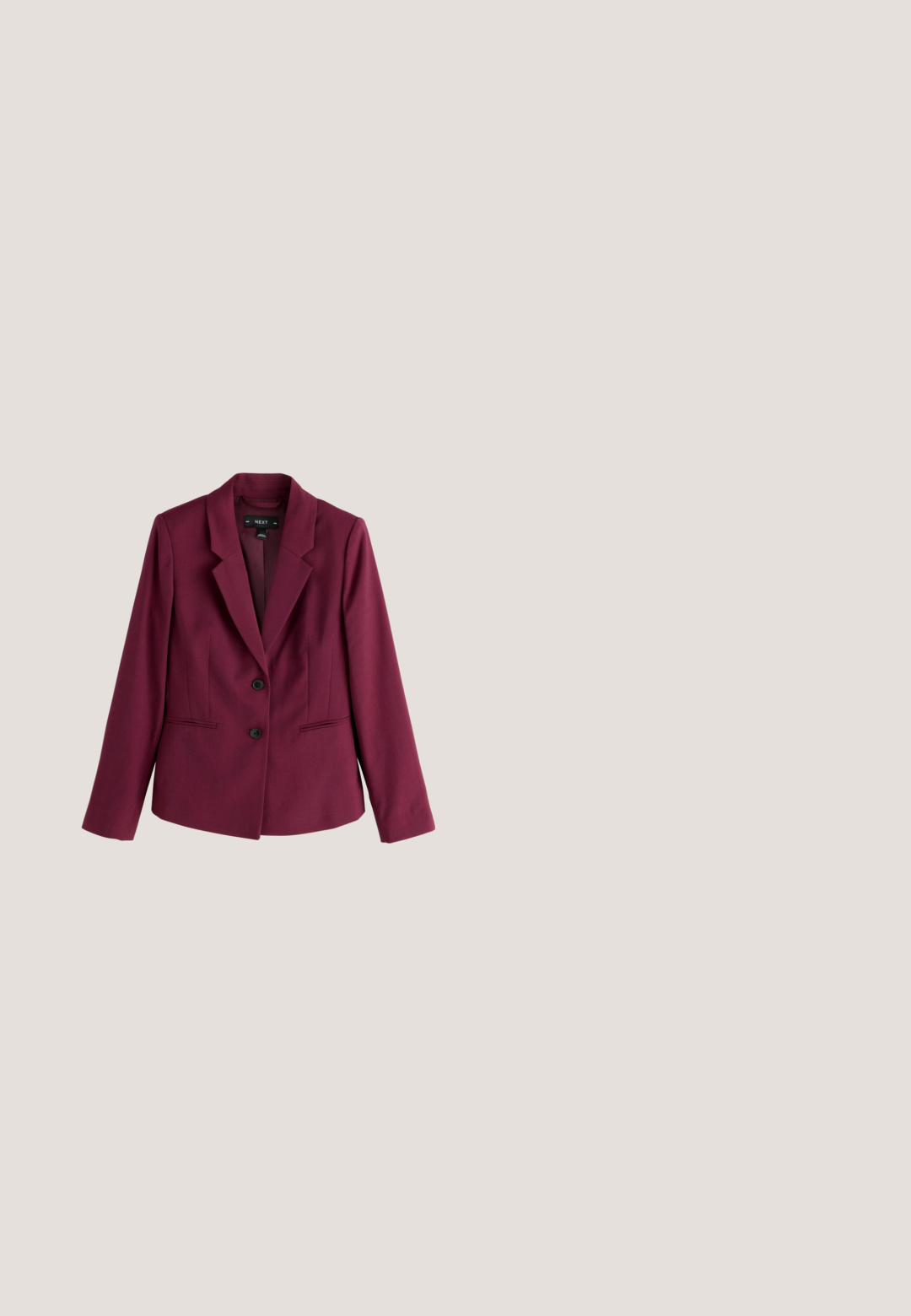 Blazer entallado de mujer en rojo oscuro con dos botones delanteros, cuello con solapa abierta, mangas largas y bolsillos laterales.; Blusa abotonada de manga larga en burdeos intenso con cuello puntiagudo y puños abotonados sobre fondo blanco.; Pantalones de vestir de corte recto para hombre en burdeos oscuro sólido con trabillas y bolsillos laterales.; Woden WODEN - Tacones - cherry; Bolso de mano de cuero burdeos con marco metálico dorado y cadena, forma rectangular, cierre con broche en la parte superior, mostrado sobre fondo blanco.; Anillo de oro con una única piedra preciosa roja redonda engastada en una banda moderna y minimalista sobre un fondo blanco.