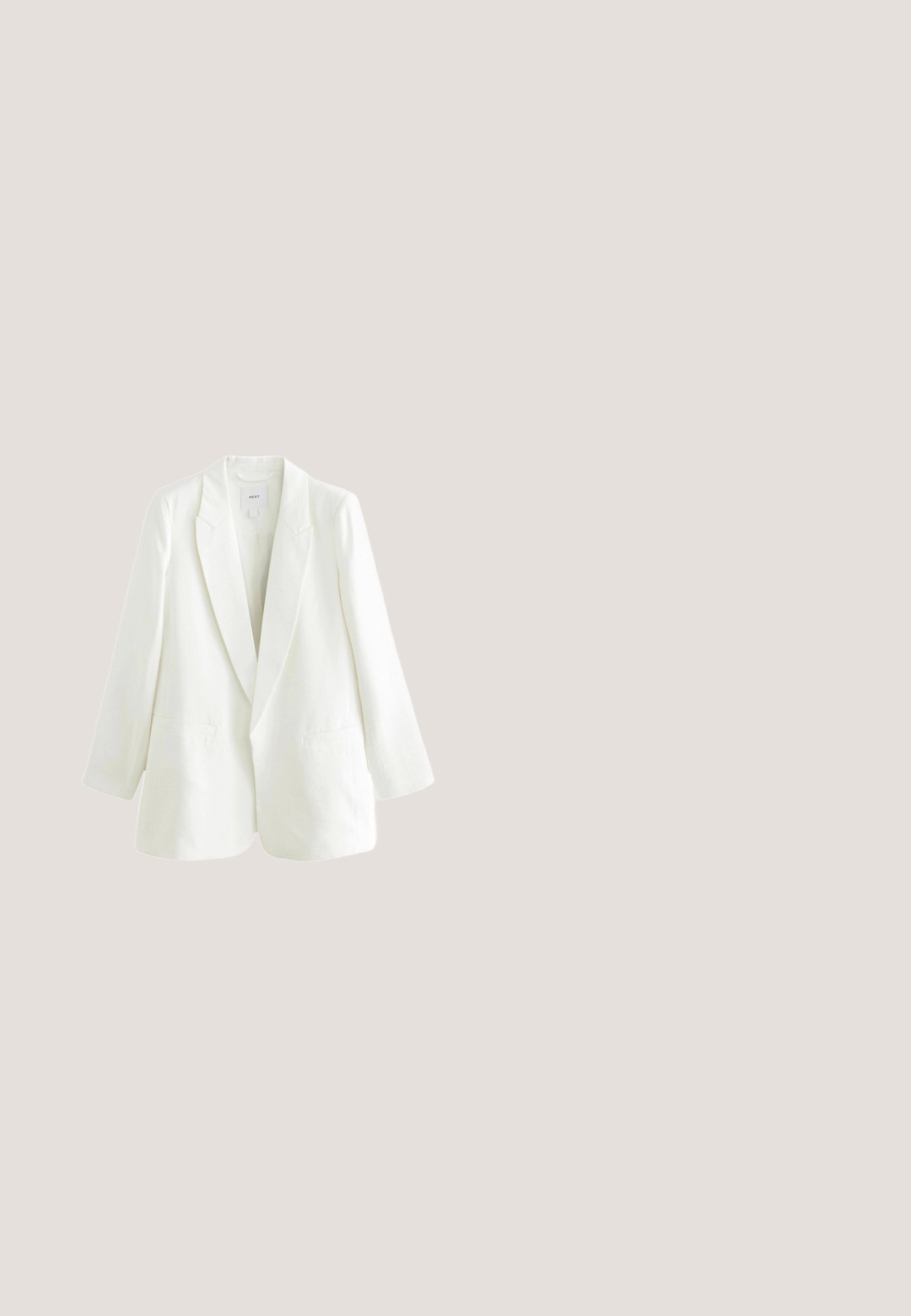 Hvid linned blazer med klapkrave, enkeltstående knaplukning og to frontlommer. Har en afslappet pasform og lange ærmer.; Grøn og hvid halterneckkjole med en indviklet design, tætsiddende overdel og lang nederdel med bladmønster og bælte i taljen.; Beige kile-sandaler med et krydsstribet design, suede-lignende tekstur og sæde indpakket i jute. Åben tå og dækning af baghælen.; Brune gradient linse solbriller med ramme i skildpaddemønster. Firkantet form med kraftige kanter og guld "vogue" branding på templet.; Beige vævet tote bag med to håndtag og "VANESSA BRUNO" trykt i sort på et solidt vævet panel i midten.; Guldøreringe i hoop-stil med en glat, skinnende overflade og en sikker låsemekanisme. Cirkulært design uden yderligere pynt eller mønstre.