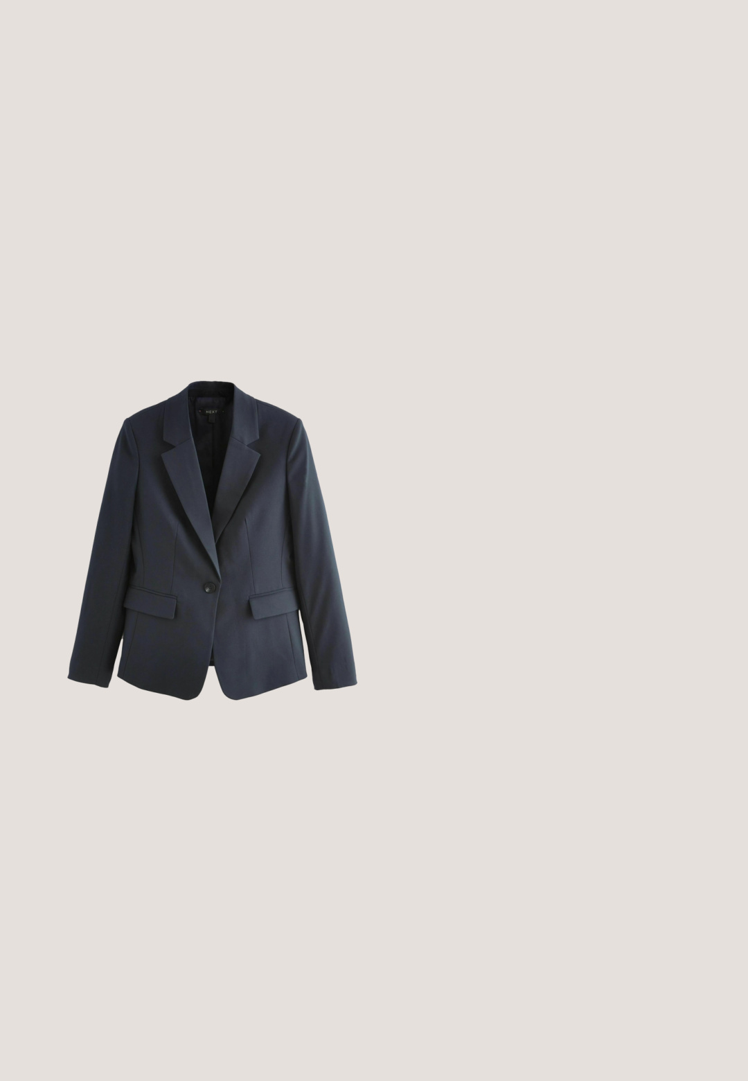 Navyblaues Blazer mit einer Einzelknopf-Verschluss, Einschlagkragen und zwei Vordertaschen. Glattes Material mit einer taillierten Passform.; Marineblaue Sweatshirt aus weichem Material, mit rundem Ausschnitt, langen Ärmeln und gerippten Bündchen und Saum. Einfaches Design ohne Verzierungen.; Weißes Langarmhemd mit Kragen, Knopfleiste und Manschetten. Hergestellt aus glattem Stoff mit einer taillierten Passform und ohne sichtbare Muster.; Grauer plissierter Rock mit schwarz-weißem Karomuster, knielang, mit Reißverschluss hinten.; Braune Leder Slipper mit flachem Absatz, ausgestattet mit einer dekorativen silbernen Schnalle und einer glatten, polierten Oberfläche. Runde Zehenform.; Braune Ledertasche mit doppelten Griffen, abnehmbarem Riemen, goldfarbenem "MK" Charm und Michael Kors Logo auf der Vorderseite.