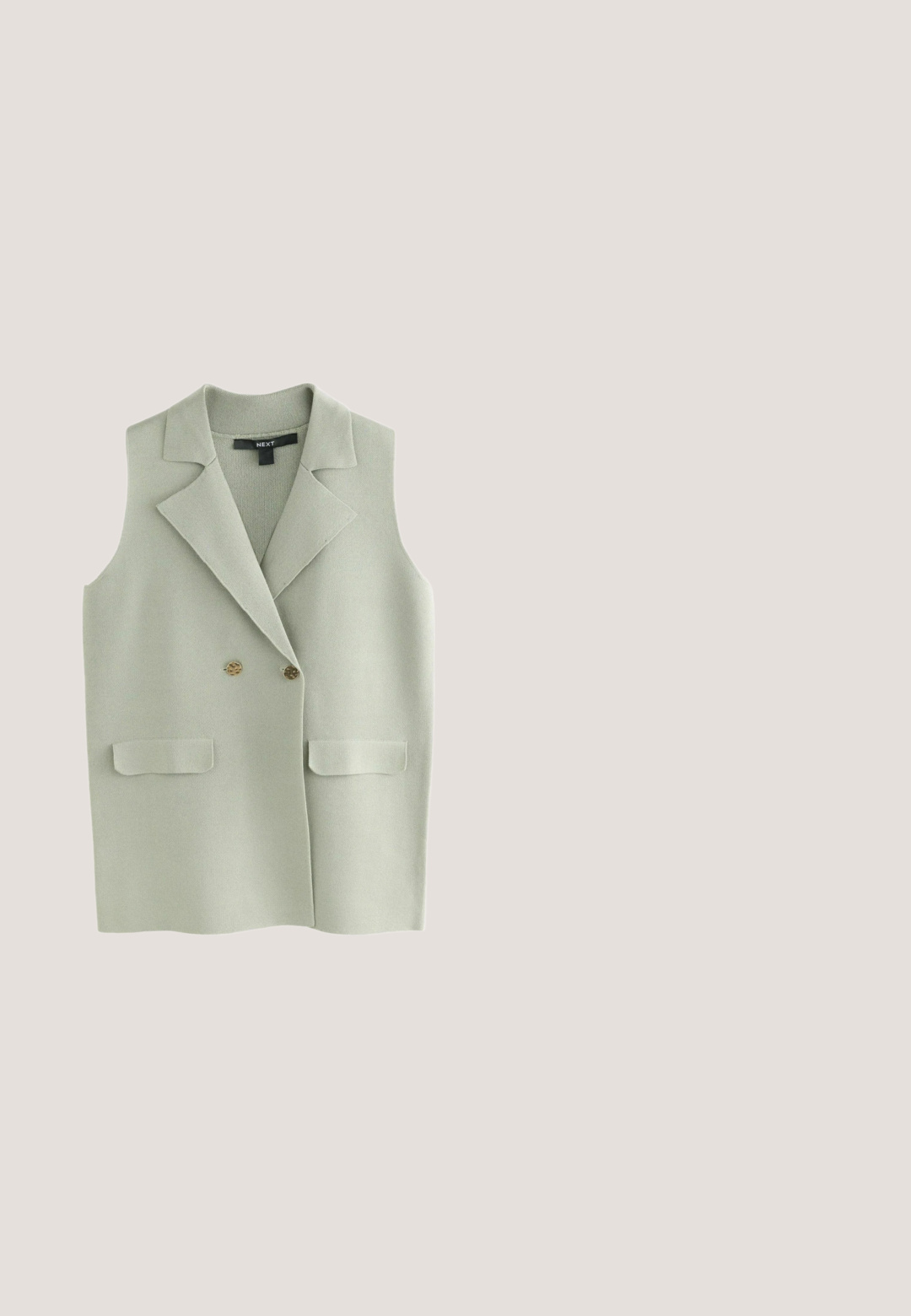 Grüne Strickblazer mit strukturiertem Kragen und texturiertem Stoff, mit einem glatten Innenfutter und einem Etikett mit der Aufschrift "NEXT".; Kurzärmliges, hellgrünes Oberteil aus strukturiertem Stoff, mit rundem Ausschnitt und lockerer Passform sowie geradem Saum.; Hellgrüne texturierte Stoffhose mit elastischem Bund und Seitentaschen, flach auf weißem Hintergrund liegend.; Flache Slidesandale mit einer hellbraunen Sohle und einem breiten, strukturierten hellgrauen Riemen mit einem geometrischen Ausschnitt entlang der Oberseite.; Runde Sonnenbrillen mit olivgrünen Gläsern, transparenten olivfarbenen Rahmen und glatter Textur. Auffällige Details an den Bügeln, gekennzeichnet mit UV-Schutz.; Hellgrüne, gesteppte Handtasche mit geraffter Textur, kurzem, abgerundetem Griff und abnehmbarem, breitem Schulterriemen mit Metallverschlüssen.
