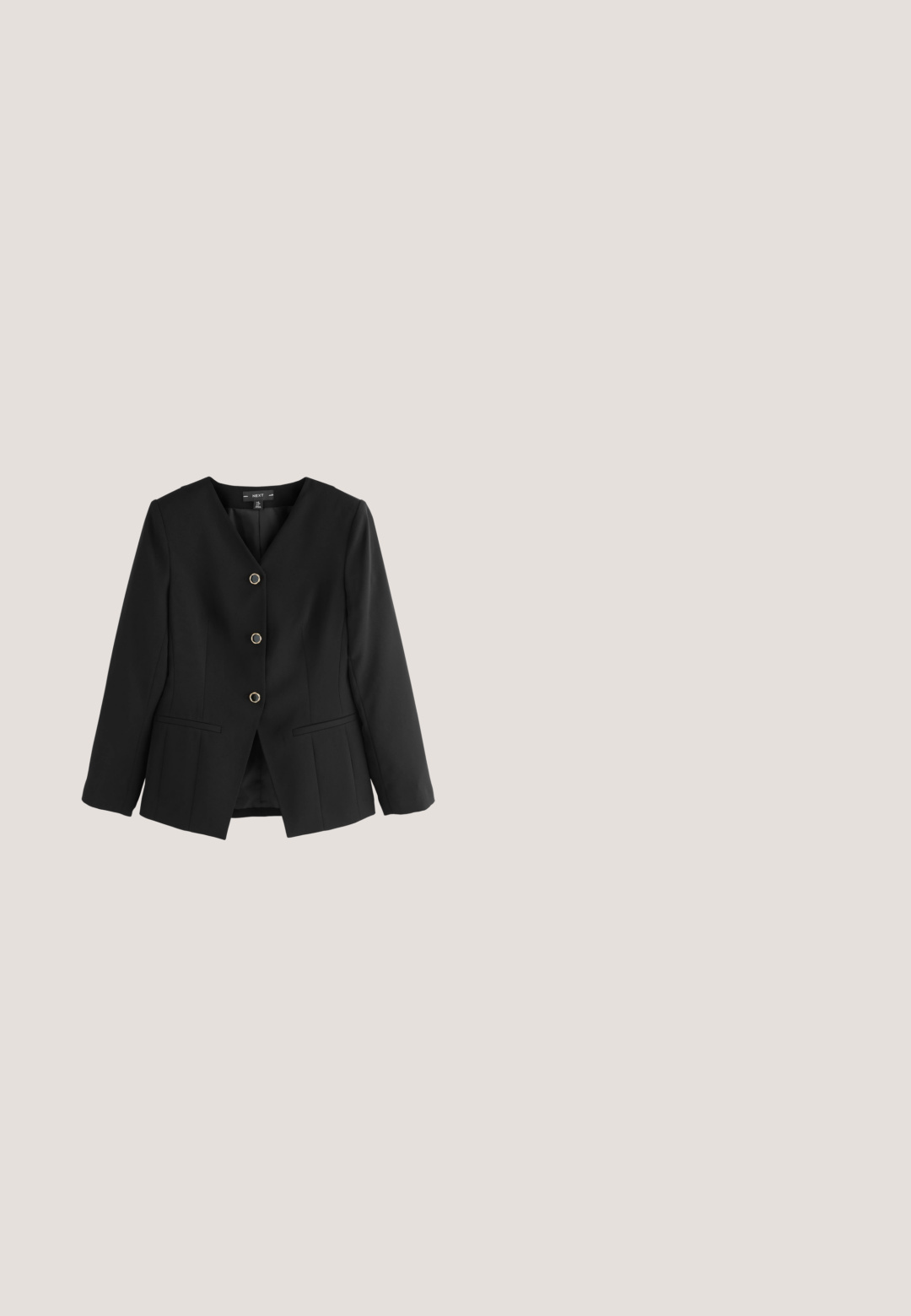 Blazer noir avec col cranté, fermeture à quatre boutons dorés, deux poches latérales et coupe ajustée. Tissu lisse, silhouette cintrée.; Polo noir à manches courtes avec une taille cintrée, quatre boutons à l'avant et un col pointu sur un fond blanc.; Pantalon noir sur mesure avec une texture de tissu lisse, présentant un devant plat, deux poches latérales et une coupe ajustée.; Chaussure à talon noir avec bride arrièrefaite d'un matériau doux, design à bout pointu, talon aiguille fin, avec un petit accent de boucle sur la sangle.; Sac à main triangulaire en cuir noir avec doubles poignées et une lanière centrale ornée d'une petite boucle décorative dorée.; Pendentif en forme de lotus doré sur une fine chaîne en or. Le pendentif présente des pétales superposés et une finition lisse et polie.