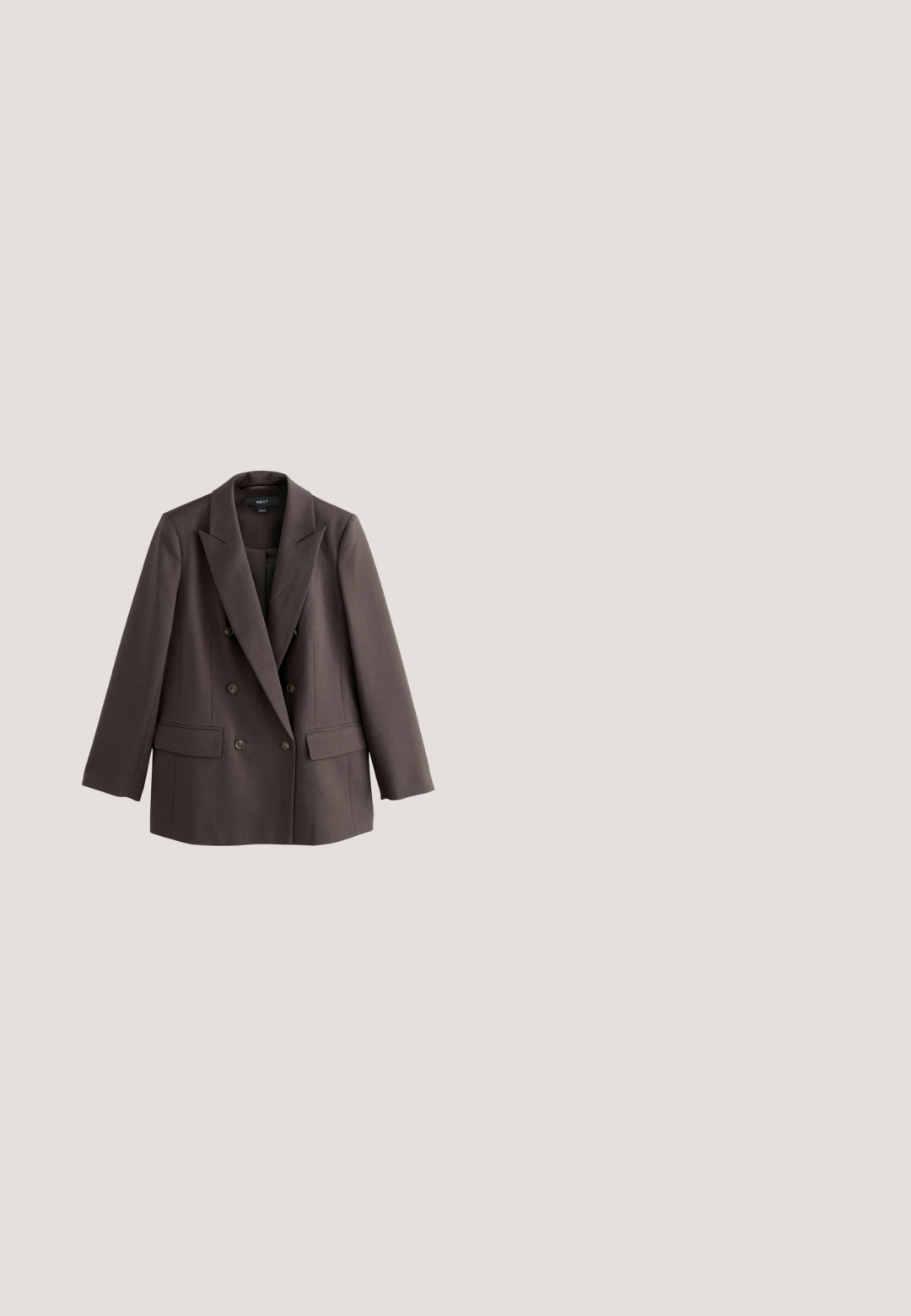 Blazer marron à double boutonnage avec un rabat cranté, deux poches avant et des accents de bouton, fabriqué à partir d'un tissu lisse et texturé.; Chemisier blanc en tissu léger, avec un devant à volants et des poignets, fermeture boutonnée et manches longues.; Jupe crayon noire jusqu'aux genoux avec un motif texturé, taille ajustée et une fente centrale à l'ourlet. Finition en tissu lisse.; Chaussure Mary Jane en cuir marron avec petit talon bloc et bride à boucle dorée, vue latérale sur fond blanc.; Sac à main en cuir marron au design structuré, avec deux poignées supérieures et un fermoir en métal doré. Texture lisse avec un discret détail de marque.; Gants en cuir marron avec cinq doigts, ornés de surpiqûres verticales et d'un poignet froncé pour un ajustement confortable.
