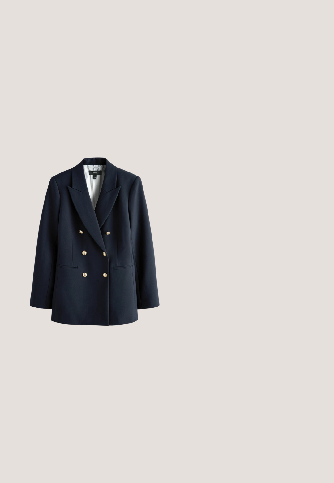Blazer navy de tejido texturizado con diseño de doble botonadura, presenta seis botones dorados con detalles en relieve y un bolsillo lateral.; Chaleco sin mangas de punto con cable en color crema, con escote en V con rayas verdes y logo verde bordado cerca del dobladillo.; Camisa rosa claro abotonada hecha de una suave mezcla de algodón, con cuello estándar, mangas largas y un pequeño logo bordado en el puño.; Falda plisada de color marino, elaborada en una tela suave, con una cinturilla amplia y cómoda, y un diseño fluido con pliegues verticales en toda la prenda.; Mocasín de cuero marrón oscuro con detalle de flecos y hebilla dorada en suela negra, mostrado de lado sobre un fondo neutro.; Bolso de mano de cuero marrón con asas dobles, cremallera dorada, bandolera desmontable y logo "kate spade new york" en el frontal.