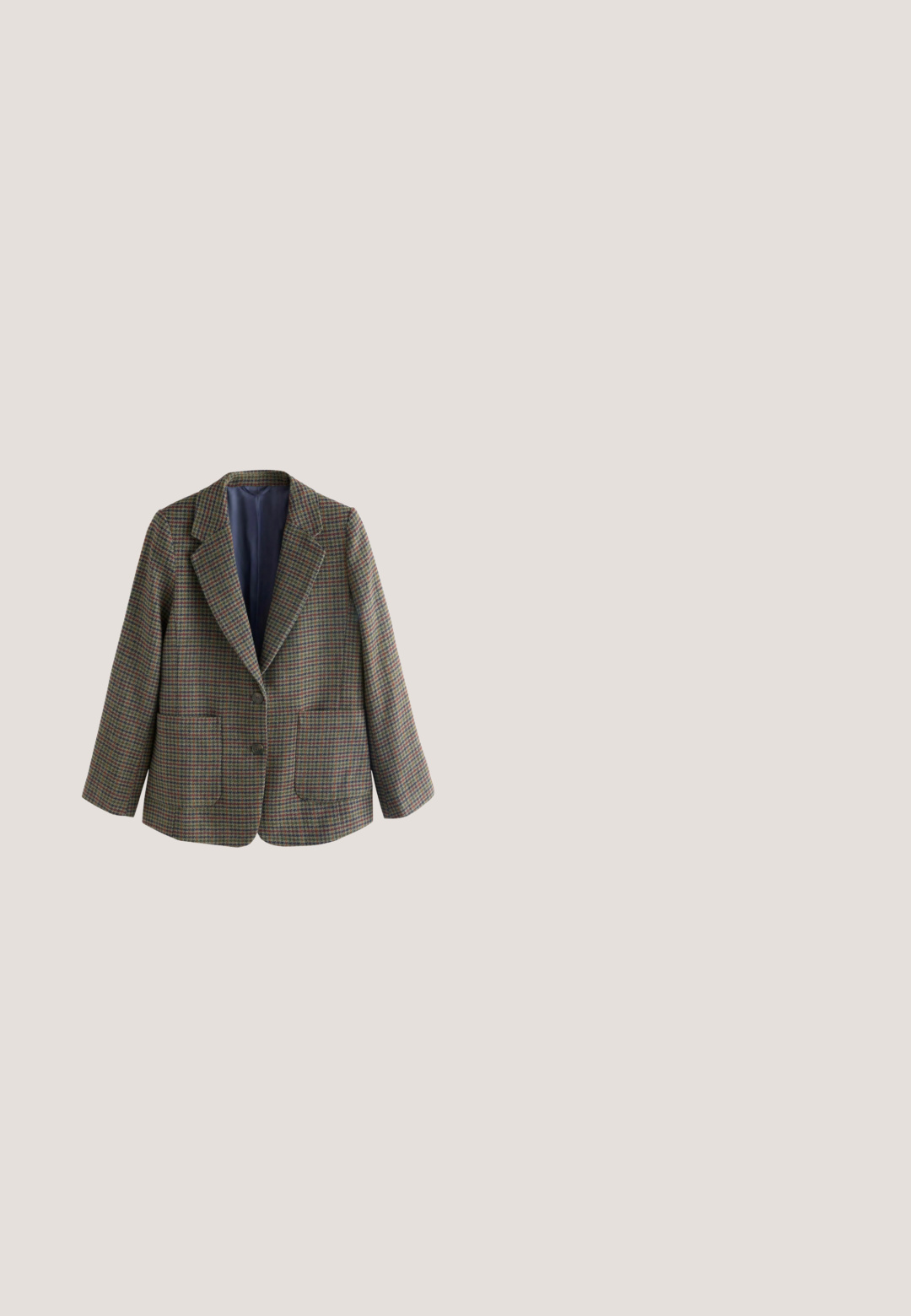 Tweed bleiser, millevärvilise ruuduline muster, sälgiga kraed, kaks esifrakti, ja nööbiga sulgemine. Ühevärviline vooder.; Valge pikkade varrukatega pluus roosade lilletriipudega, pitsist voldid rinnal, vööl ja varrukaotsades ning kõrge pitskraega.; Heledad teksasest valmistatud laiad püksid helesinisest denimist, millel on kõrge vöökoht, viie tasku disain ja kanga tekstuuris õrn kulumine.; Mustad mustrennistest nahast mokad, millel on paks platvormi tald. Ümar varvas, eesmine õmblusdetail ja peened õmblemisaktsendid. Lame, tekstureeritud välistald.; Siidist sall sinise äärega, millel on detailne lille- ja botaaniline trükk rohelises, kollases, roosas ja valges toonis.; Pruunist nahast sadulakott, millel on klapp, dekoratiivne õmblus ja metallne pandla. Sisaldab ümarat põhja ja küljetaskuid.