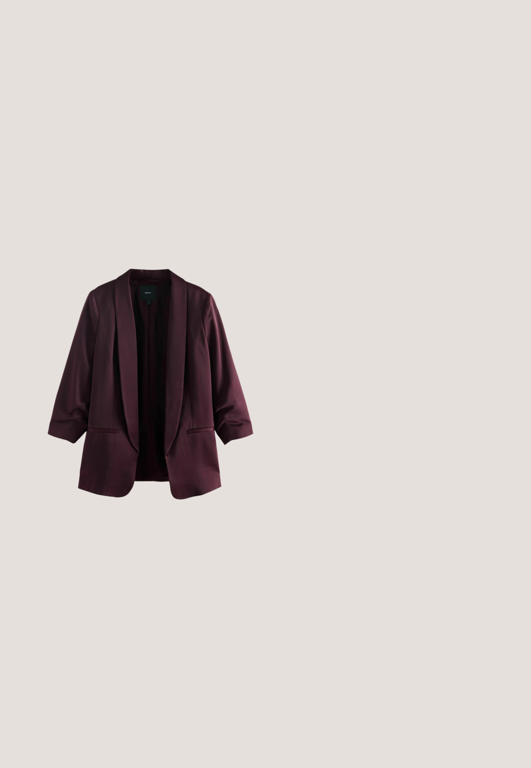 Donker paarse open voor blazer jasje met lange mouwen en twee voorzakken, weergegeven op een witte achtergrond.; Mouwloze paarse maxijurk met donkere bloemenpatronen en geplooide stofdetails, plat uitgestald op een witte achtergrond.; Bordeaux suède slingback pump met een puntige neus, enkelband en decoratieve zwarte hardware aan de voorkant. Kitten heel ontwerp.; Donkerpaarse oversized vierkante zonnebril met gradient glazen en Vogue-logo in de bovenhoek en op de pootjes, geplaatst op een witte ondergrond.; Nepvachten tas in diep bordeauxrood, rechthoekige vorm met een zachte, pluizige textuur. Geen zichtbare hardware of accenten. Glad oppervlak.; Gouden ring met vijf ronde, facetteerbare roze edelstenen, gezet in klauwzettingen, met een gladde binnenband en een gepolijste afwerking.
