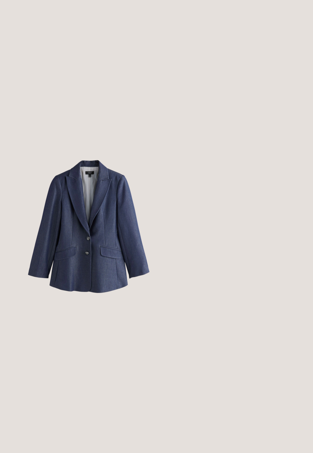 Blazer entallado azul marino con dos botones delanteros, solapas con muesca, bolsillos con solapa y forro interior de rayas, presentado sobre un fondo blanco.; Chaleco de punto sin mangas de color verde con escote en V, bordes acanalados, ribete blanco y logo de "Dickies" en el pecho.; Camisa blanca de manga larga con botones, cuello y pequeño logo bordado en el pecho izquierdo, mostrada sobre un fondo liso.; Falda plisada de cuadros en verde oscuro y azul marino con una cintura lisa y un detalle con logo. Presenta un diseño clásico de pliegues en capas.; Mocasín de cuero marrón con detalles de costura, un tacón bajo y una suela de goma texturizada. Presenta un pequeño acento dorado cerca del tacón.; Bolso rectangular de cuero color marrón claro con asas superiores, correa de hombro desmontable, herrajes en tono dorado y una pequeña etiqueta de cuero adjunta.