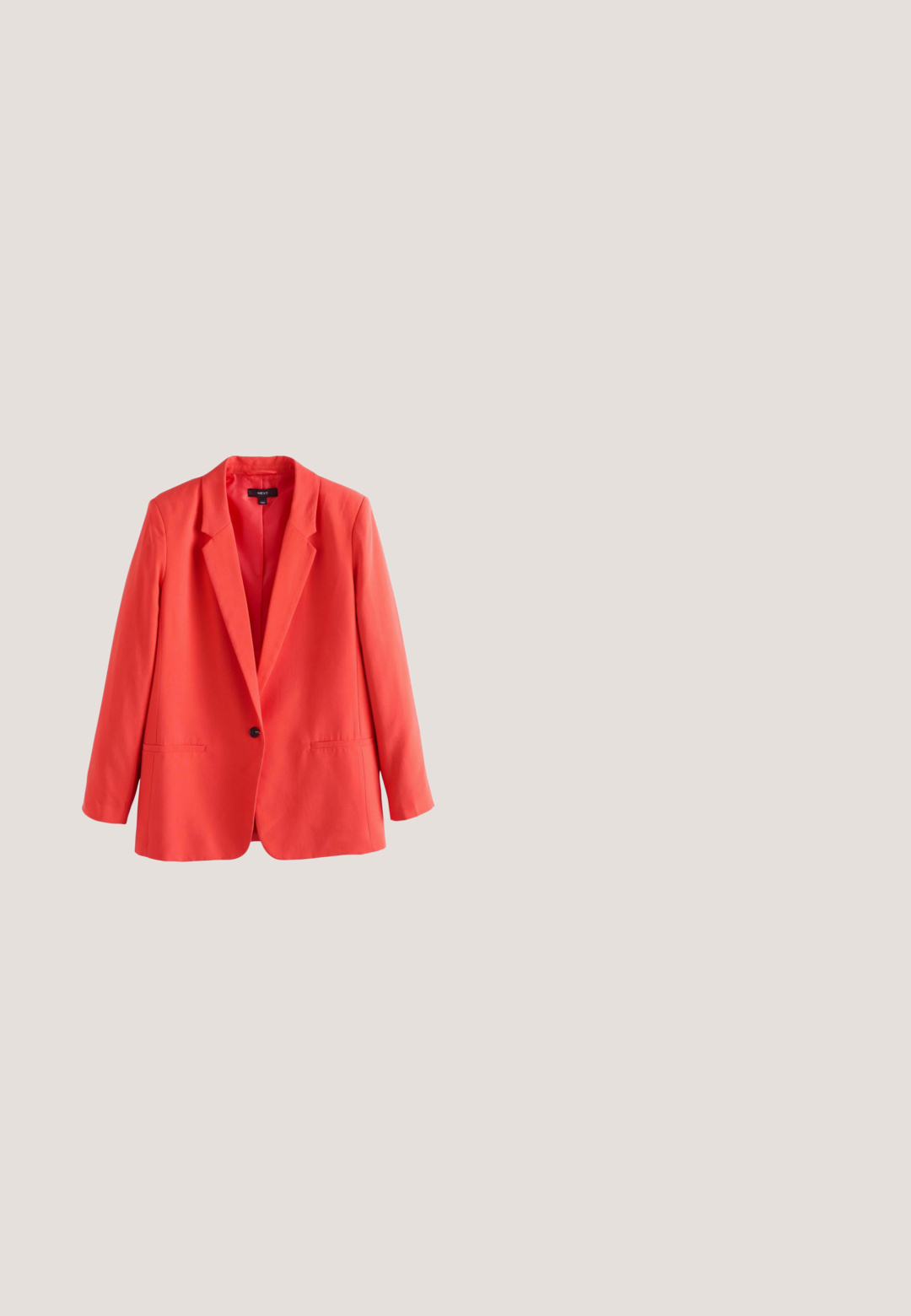 Koraaloranje getailleerde blazer met kentkraag, een enkele zwarte knoopsluiting en twee voorste ingewerkte zakken, plat weergegeven op een witte achtergrond.; Oranje mouwloze jumpsuit met een diepe V-hals, plooien bij de taille en een wijde broekspijp ontwerp, voorzien van een rits aan de achterkant.; Woden WODEN - Klassieke pumps - tiger; Oranje cat-eye zonnebril met donkere lenzen en gouden logo-accenten op de bovenste hoeken van het montuur, afgebeeld op een witte achtergrond.; Ronde handtas ontworpen om eruit te zien als een sinaasappelschijfje met kralenversiering, een groene bladvormige bedel en een stevige gouden kettinghengsel.; Oranje en gele oorbellen met kralen, met cirkelvormige bloemmotieven, een textuur oppervlak en een combinatie van grote en kleine kralenaccenten.