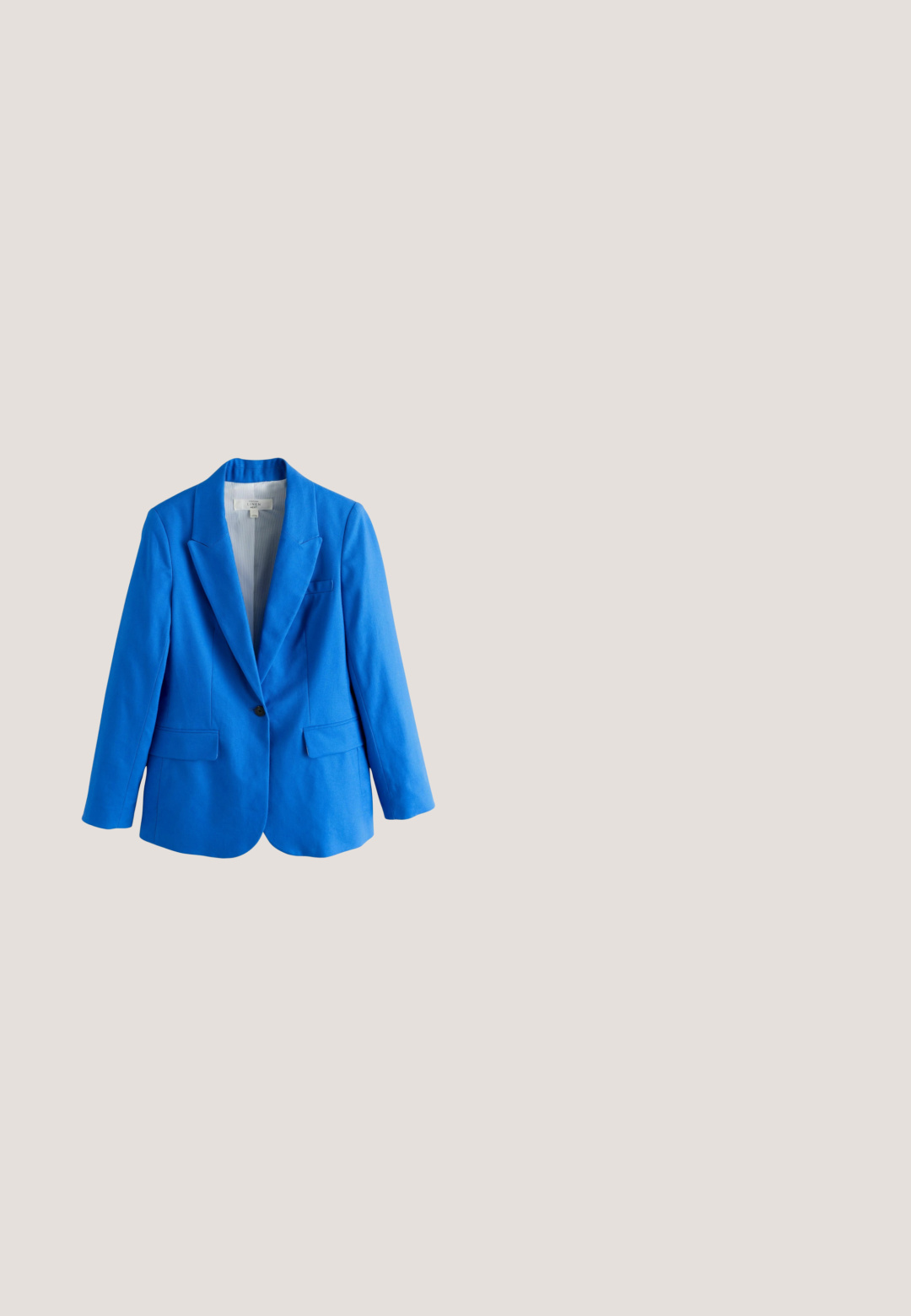Blazer azul brillante de un solo botón con solapas entalladas y bolsillos con solapa, confeccionado en tela de mezcla de lino.; Camiseta sin mangas azul claro con tirantes anudados en los hombros y escote en V, mostrada sobre un fondo blanco.; Pantalones de pierna ancha con cintura elástica. Presentan rayas verticales en azul, verde y negro sobre un fondo claro. Tejido suave y texturizado.; Zapatillas deportivas azules con un upper de textil estampado con diseños en zigzag, suela gruesa blanca y cordones blancos.; Gafas de sol con montura redonda, lentes con degradado azul y varillas con patrón de carey, mostradas sobre un fondo blanco.; Bolso tote con rayas verticales azules y blancas, asas de cuero beige, correa de hombro ajustable y logotipo circular en relieve en el centro.