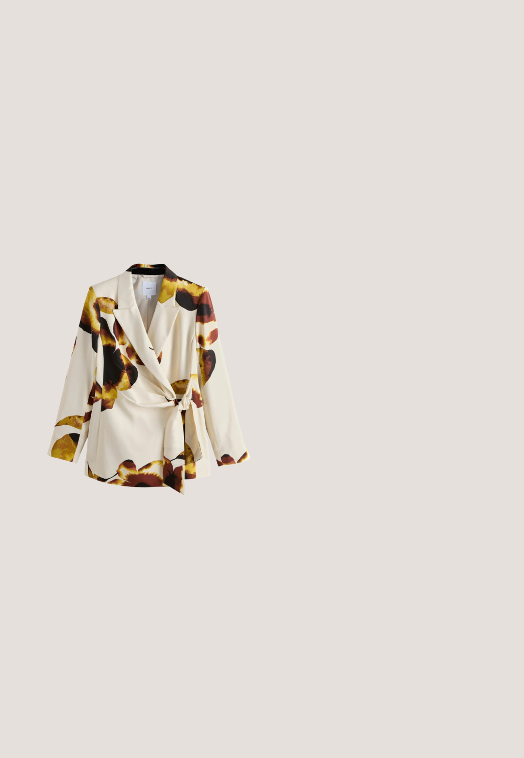 Blazer crème avec de grands motifs floraux marron, noir et jaune, un col cranté et une ceinture nouée à la taille, présenté sur fond blanc.; Camisole noire avec un décolleté en V et des détails en dentelle intricats au niveau du col. Dotée de bretelles spaghetti et d'un tissu léger et fluide.; Tissu ribbé bleu foncé montrant des lignes verticales et une texture douce, drapé avec des vagues légères à la surface.; Des mocassins en cuir verni noir présentent une semelle de plateforme basse avec un motif robuste et un détail cousu au niveau du milieu du pied.; Deux paons bleus stylisés parmi des fleurs et des feuilles abstraites jaunes et roses avec une bordure géométrique bleue sur un tissu carré.; Pochette rectangulaire noire ornée de pierres précieuses carrées multicolores et d'une bandoulière chaîne ton or, avec une fermeture à rabat.