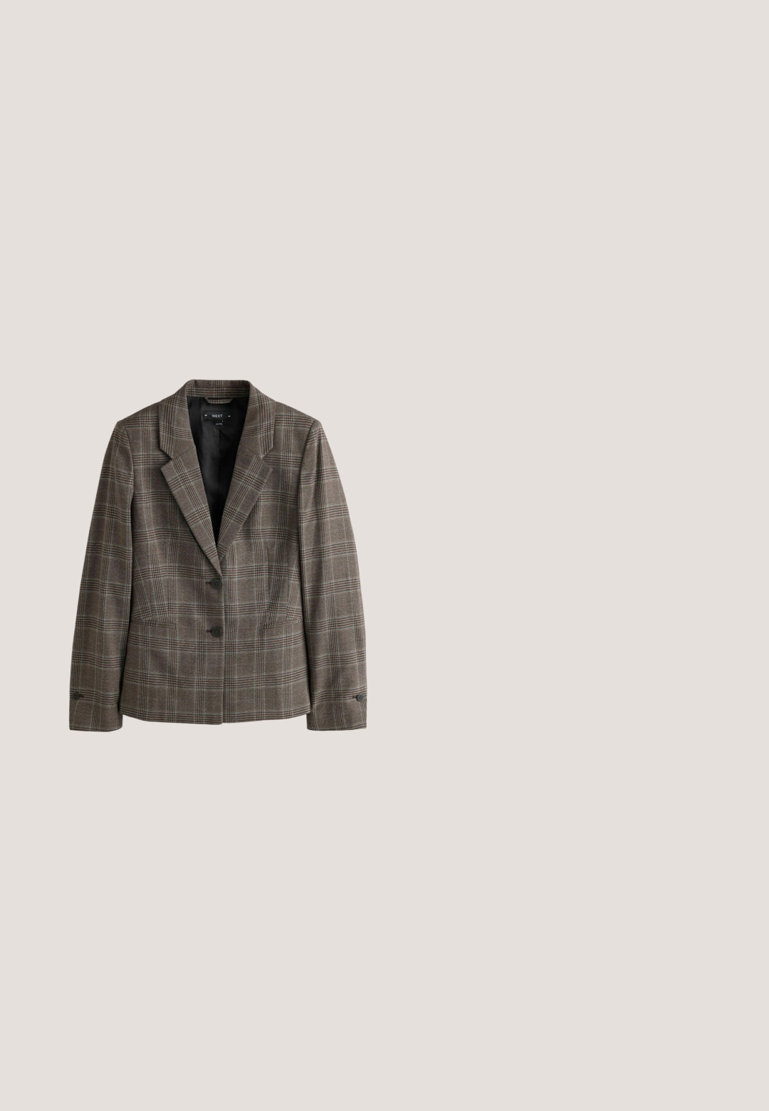 Blazer de mujer de cuadros marrón y gris con dos botones delanteros, cuello con muesca y mangas largas sobre fondo blanco.; Samsøe Samsøe SABOSTON CARDIGAN 6304 - Chaqueta de punto - grey blue mel.; Camisa blanca de manga larga con botones, cuello y bolsillo en el pecho con pequeño logo bordado sobre un fondo liso.; Pantalones de pana marrones con un diseño de pierna ancha, que presentan costuras verticales y una cinturilla. La tela tiene una apariencia suave y texturizada.; Zapatos brogue de cuero marrón con detalles perforados, punta redondeada y un acabado suave, combinados con pantalones de color crema con dobladillo desflecado.; Mochila de cuero marrón con un diseño estructurado, un asa en la parte superior, un cierre de hebilla y un bolsillo frontal. Presenta detalles cosidos y solapas laterales.