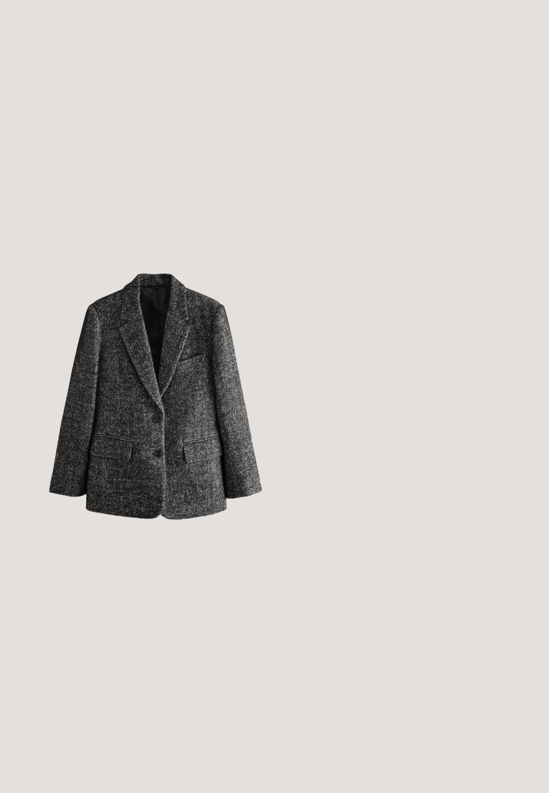 Houndstooth-kuosiset bleiseri musta-valkoisesta villasta, jossa on lovettu kaulus ja yksi tasku, johon on käytetty sileää mustaa vuorta.; Harmaa ilmanhihoinen kaapelisilmäneuleinen villatakki, jossa on V-pääntie, kuviollisia tekstuureja, ribbireunus ja kauluksessa "WEEKDAY" -merkkilappu.; Ruske herringbone hlače s širokim nogavicami, ki imajo ravno sprednjo stran, naborke in udoben pas; iz teksturirane volnene mešanice.; Tummanruskea nahkainen loafer-mallinen kenkä, jossa matala korko, ommellut yksityiskohdat ja hihna päällä, näkyy sivuprofiilissa valkoisella taustalla.; Vaaleansininen huivi, jossa tummansiniset reunat, ketju- ja riipuskuvioita, mukaan lukien sydän, kukka ja kirjaimet, jotka muodostavat "US".; Ruskea nahkalaukku, jossa on kaksinkertaiset yläkahvat, irrotettava olkahihna, kultasävyiset yksityiskohdat ja vetoketjusuljenta, jossa on teksturoitu pinta.