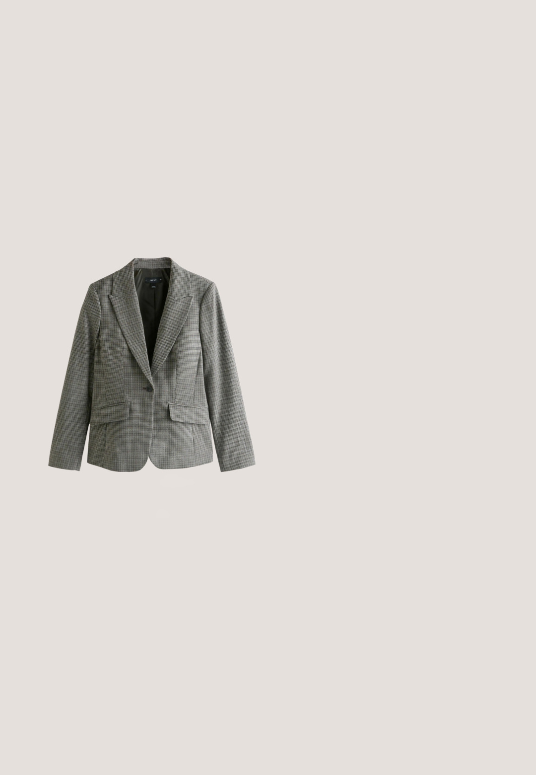 Grijze geruite blazer met een getailleerde pasvorm, revers met een inkeping, sluiting met één knoop en twee voorzakken. De gestructureerde stof geeft een verzorgde uitstraling.; Grijze jumpsuit met halternek, diepe V-hals en zwarte zijkanten. Heeft een wijde broekspijpen en zichtbare stikseldetails.; Zwarte leren instappers met een gladde afwerking, ronde neus, decoratieve stiksels en een lage hak. Het ontwerp is minimalistisch zonder zichtbare hardware.; Zwarte rechthoekige zonnebril met donkere glazen en decoratieve zilveren Gucci-logo's op de pootjes, weergegeven op een witte ondergrond.; Zwarte rechthoekige leren clutch met een glad oppervlak en een subtiele merkembleem aan de onderkant in het midden.; Zwarte leren riem met een grote zilveren gestructureerde gesp en bijpassend zilveren conchodecoratie op de band, opgerold en vastgezet met een lus.