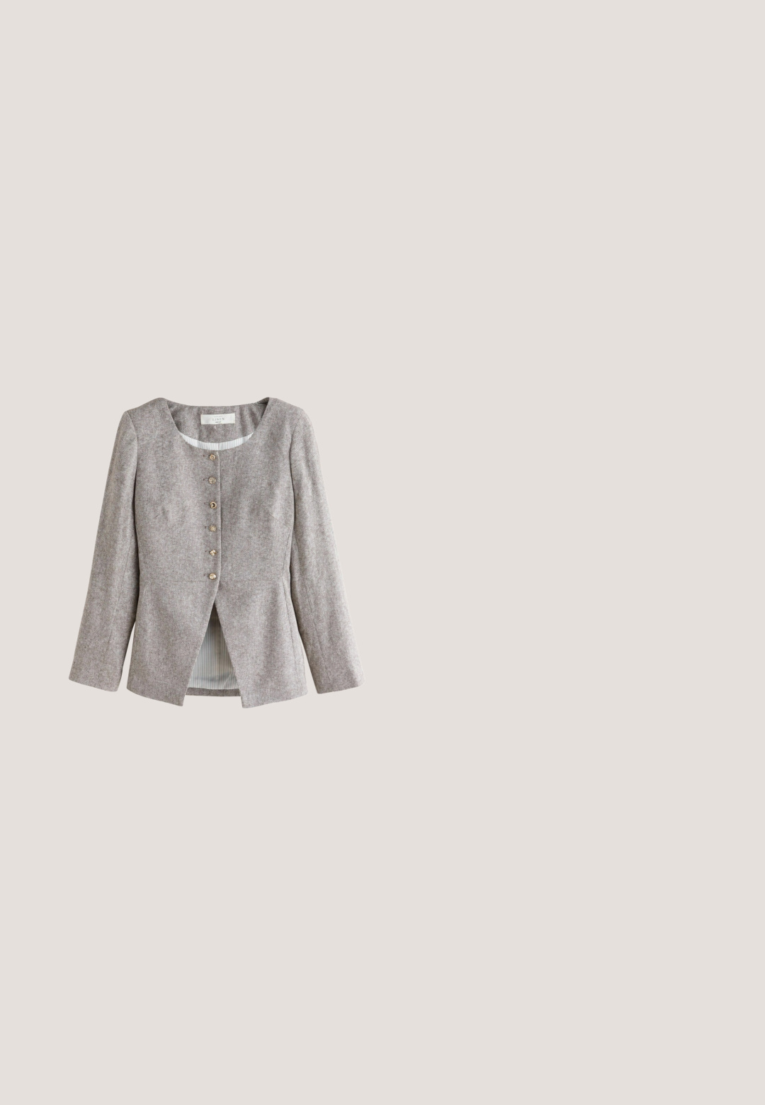 Veste en lin gris à chevrons avec manches longues, encolure ronde, six boutons marron sur le devant, et une légère fente à l'avant de l'ourlet.; Gilet sans manches en tricot couleur crème avec un col en V, présentant une texture diagonale, deux poches avant avec des boutons dorés et des détails en tricot.; Pantalons larges beiges à plis, fabriqués en tissu texturé, avec une taille haute et un design propre et ajusté.; Mocassin en cuir tan avec des pampilles décoratives et des détails brogue. Présente une doublure en imprimé léopard et un petit talon en bois.; Sac messager en cuir brun avec un rabat, deux boucles métalliques et des coutures décoratives. Il dispose d'une petite poche frontale et d'accents argentés.; Boucles d'oreilles en perles avec une grande perle blanche ronde et une petite tige en or avec un accent en diamant rond et transparent au-dessus.