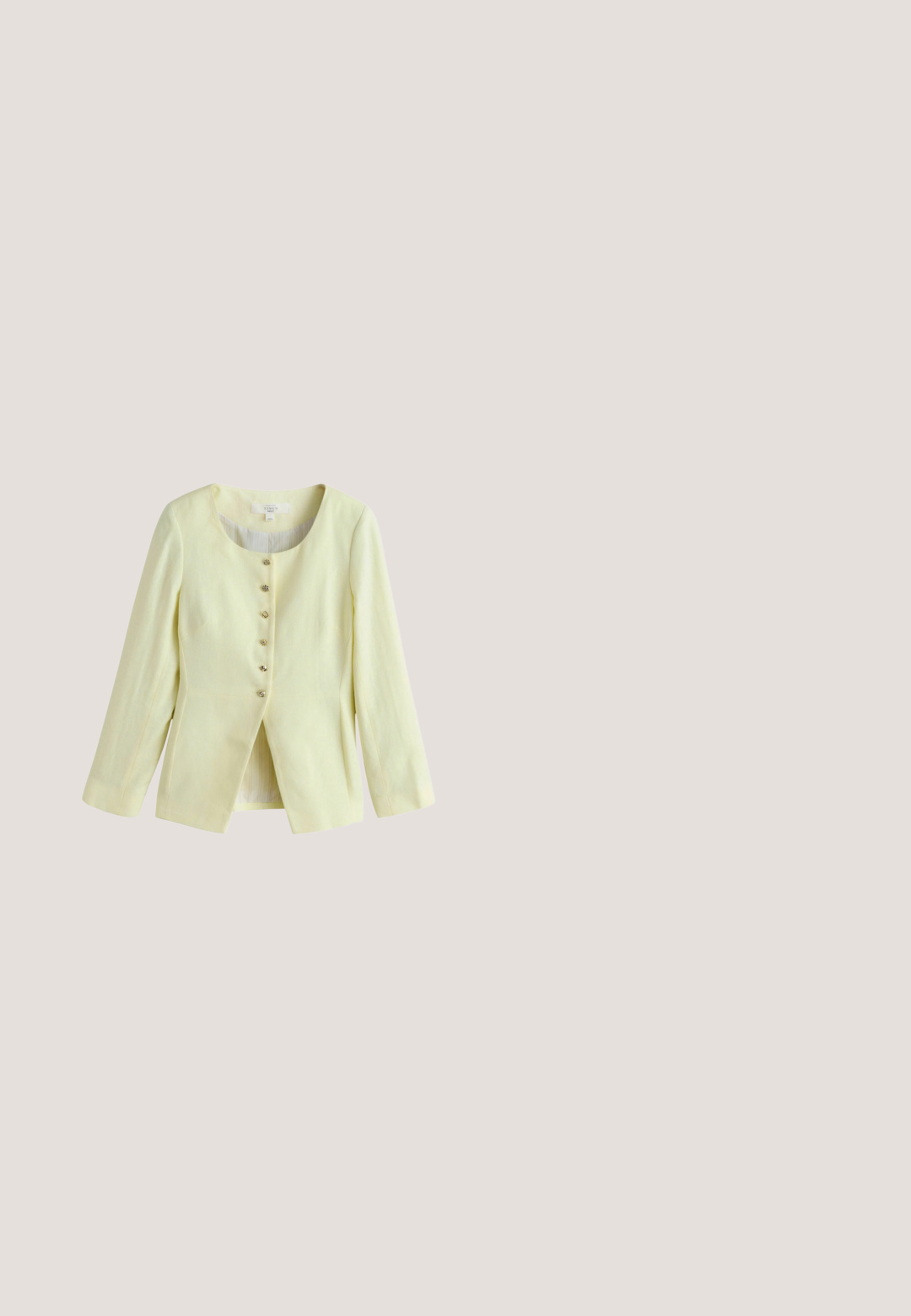 Blassgelbe Damenjacke aus Leinen mit langen Ärmeln, rundem Ausschnitt, sechs dekorativen Knöpfen vorne und einem leichten Schlitz an der Vorderseite.; Langes, blassgelbes Neckholder-Kleid mit gerafftem Stoff um die Brust und fließendem plissiertem Rock, auf weißem Hintergrund dargestellt.; Beiger Slingback-Pumps mit spitzer Zehenpartie, elegantem Lederobermaterial und goldenem Dekorakzent. Verfügt über einen Stöckelabsatz und ein hellbraunes Innenfutter.; Transparente beigefarbene Sonnenbrille mit braun getönten Gläsern. Quadratisches Rahmen-Design mit strukturiertem Akzent an den Bügeln, der ein Logo-Detail aufweist.; Weiße gewebte Handtasche mit gold texturiertem Verschluss und doppeltem goldenen Ketten-Schulterriemen mit weißem Leder-Schulterpolster.; Zarter goldener Doppelketten-Armband mit einem blumenförmigen Anhänger, der Perlmuttblütenblätter und drei kleine eingearbeitete Kristalle aufweist.