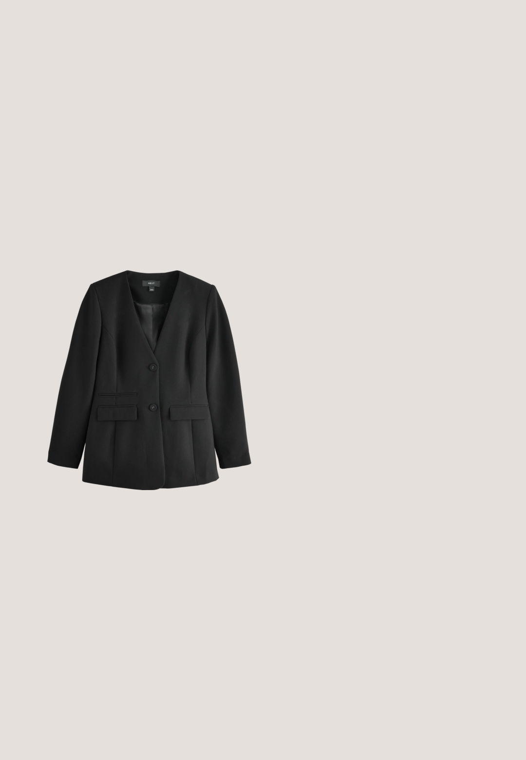 Schwarzer Damenblazer mit zwei Knöpfen, V-Ausschnitt, langen Ärmeln und zwei aufgesetzten Taschen vorne, auf weißem Hintergrund dargestellt.; Koralle-farbenes Hemd mit Knopfleiste, rundem Halsausschnitt und Dreiviertelärmeln. Hergestellt aus leichtem Stoff mit strukturiertem Finish undraffiniertem Detail.; Weit geschnittene, cremefarbene Hose mit Eingrifftaschen, Knopfverschluss und strukturierter Stoffoberfläche.; Schwarze Pantoffel-Sandale mit Absatz und glattem Lederobermaterial, die zwei gekreuzte Riemen, eine abgerundete offene Zehenpartie und einen klobigen, strukturierten Absatz aufweist.; Schwarze rechteckige Sonnenbrillen mit grünen Gläsern. Dicke Kunststoffrahmen mit einem goldenen Logoakzent an der Seite. Glatte, glänzende Oberfläche.; Schwarze Leder-Hobo-Tasche mit geschwungenem Silhouette, einem einzelnen Schulterriemen und einem goldfarbenen Logo-Akzent am Boden. Glatte Textur.