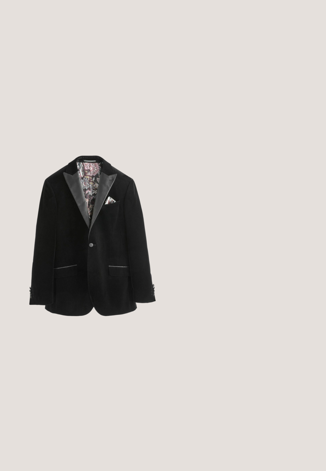 Sort fløjl blazer med satin revers, to forlommer, en enkelt knaplukning og en mønstret inderforing med blomstermotiv.; Hvid langærmet skjorte med sorte knapper og en sort butterfly. Har en sort kraveforing og et buet kantdesign.; Sorte slim-fit bukser med knap- og lynlåslukning, bæltestropper og lige ben på en hvid baggrund.; Sorte laklæder loafers med en glat, skinnende tekstur, der har et syet detaljer og en lav stablet hæl. Klassisk slip-on design.; Sort struktureret butterfly med et vævet mønster, der har en central knude og spidse ender. Fladt layout mod en neutral baggrund.; Sort blankt læderbælte med sølv metalspænde, snoet på en hvid baggrund.
