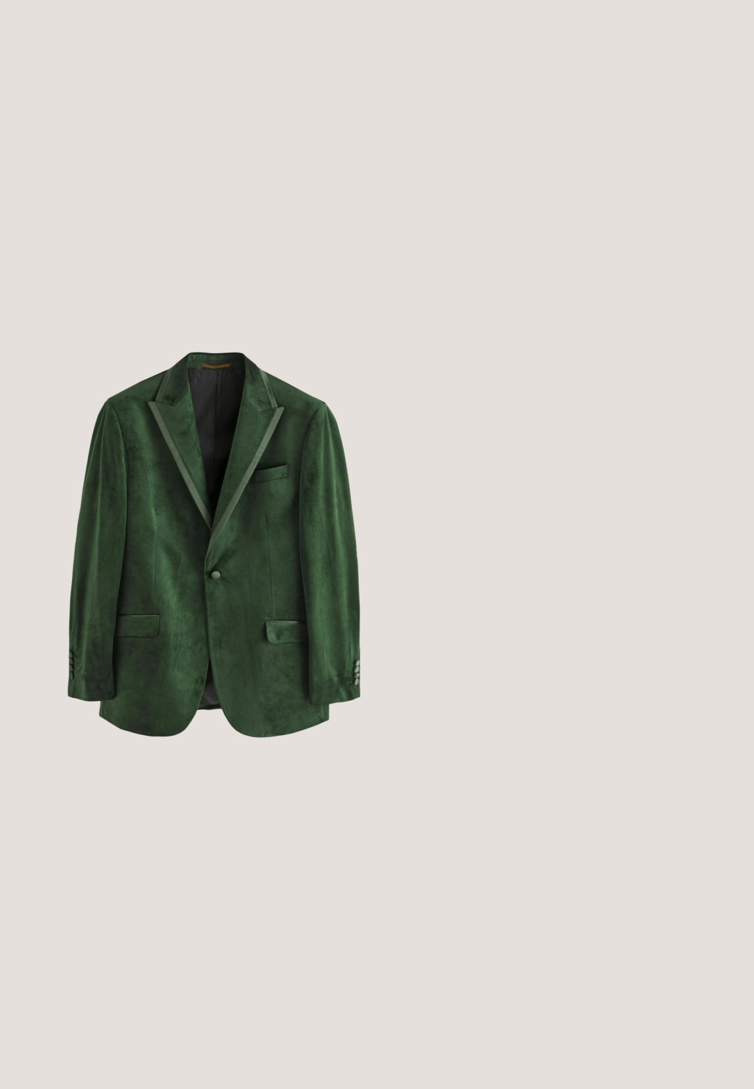 Grøn fløjlsblazer med spids krave, enkelt knaplukning og to forlommer, med blid glans og glat tekstur.; Strikket trøje i en dyb rustfarve med et tekstureret ribmønster, rund halsudskæring samt ribstrikkede ærmer og kant for en tætsiddende pasform.; Kortærmet button-up skjorte i livlig orange og sort med et bølget mønster. Lavet af glat stof, med hvide knapper og en krave.; Brune cordfløjlsbukser med lige ben, der har en knaplukning og subtil lodret ribbe-textur.; Brun læder herreselskabssko med brogue-detaljer, snørebånd og lav stablet hæl, vist fra ydersiden på hvid baggrund.; Mørkeblå tørklæde bundet i en løkke, prydet med intrikate paisley-mønstre i guld, rød og grøn. Fremstillet af blødt, letvægtigt stof.