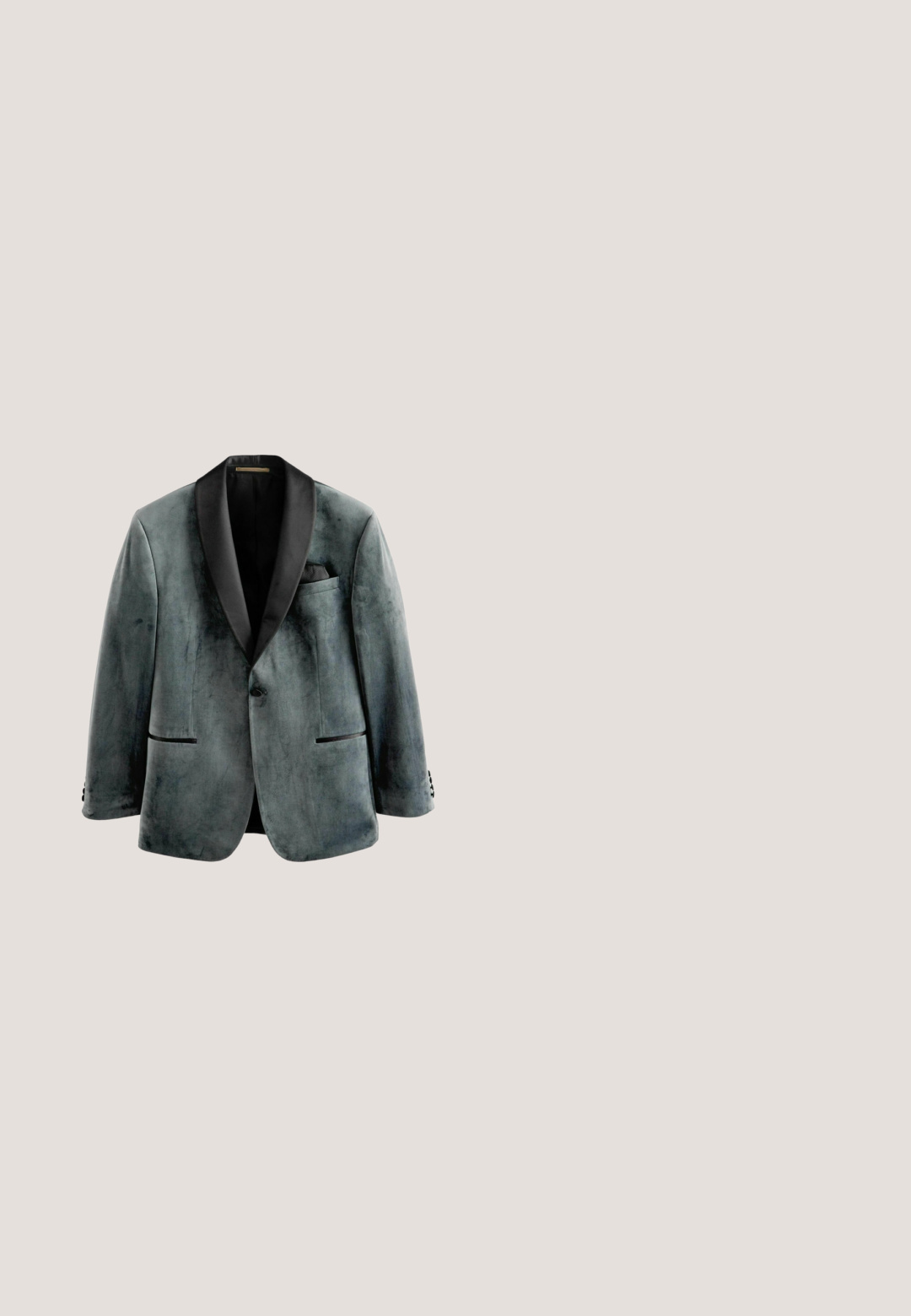 Velours blazer in donkergrijs met satijnen zwarte sjaalkraag, sluiting met één knoop, twee voorzakken en details van vier knopen bij de mouwen.; Witte blouse met lange mouwen van katoen, met een geplooide voorkant, klassieke kraag en knoopmanchetten. Glad oppervlak zonder zichtbare patronen.; Zwarte op maat gemaakte broek met een slim fit, platte voorkant en subtiele glans. Het heeft een gladde zwarte tailleband en kreukdetails langs de benen.; Zwarte patenten leren schoenen met een gladde afwerking, vetersluiting, ronde neus en een lage, effen zwarte zool. Minimalistische stikdetails.; Zwarte satijnen vlinderdas met een klassieke vorm, voorzien van een gladde textuur en een centrale knoop, bevestigd aan een stoffen band.; Paar gepolijste zilveren manchetknopen met afgeronde rechthoekige vlakken, met gestructureerde rasterpatronen en een dunne donkere horizontale streep nabij de randen.
