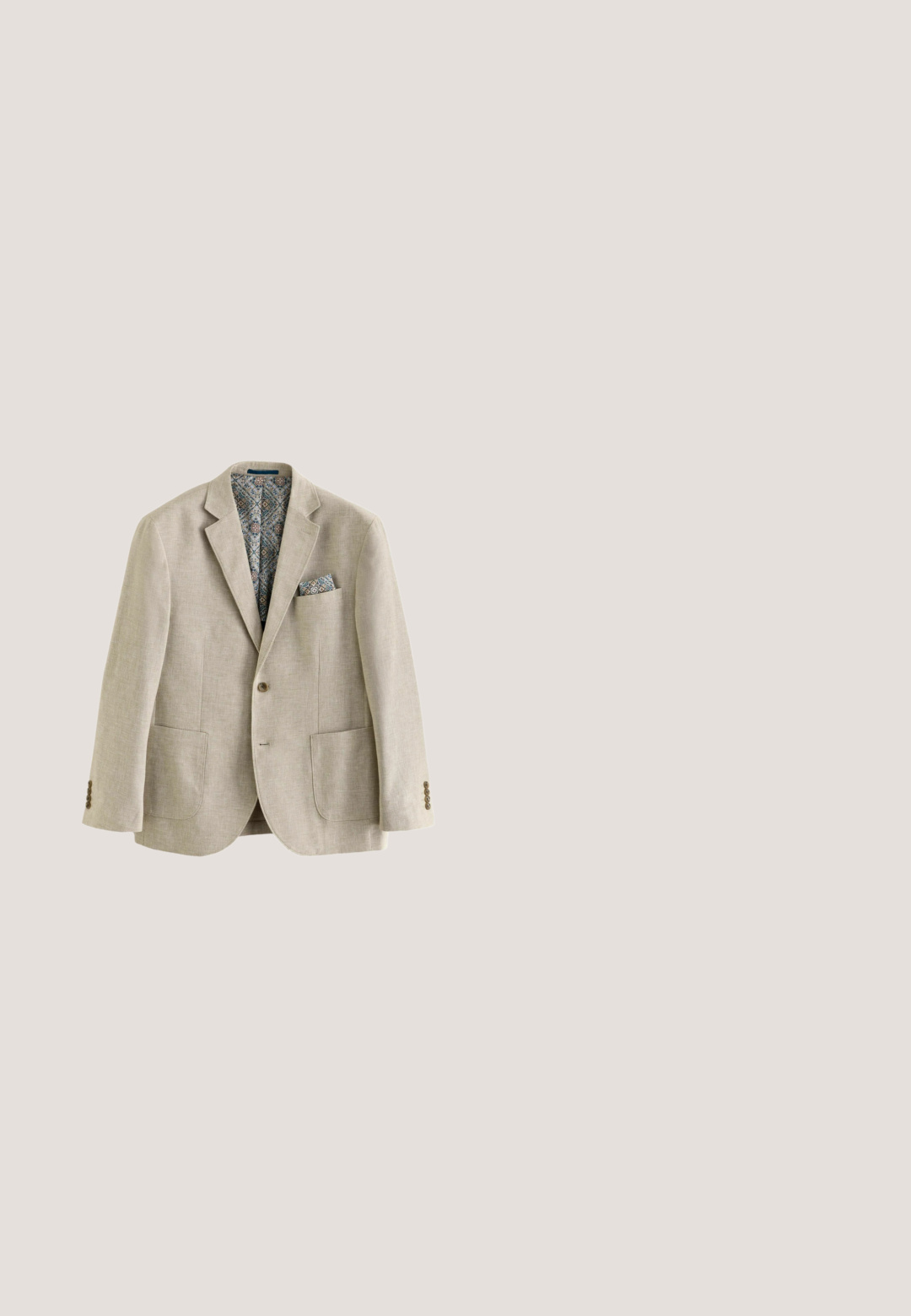 Sandfarvet linned blazer med snippekant, to forlommer og et mønstret indre for. Inkluderer et matchende lommeærme.; Kortærmet skjorte med et navy og creme-stribet mønster, der har en krave halsudskæring og knaplukning, lavet af åndbart stof.; Beige linnedbukser med plisseret front, sidelommer og et mørkebrunt vævet læderbælte med sølvspænde.; Brun ruskinds slip-on espadrille med flettet jutesål og lavtskårne sider, designet til afslappet brug.; Firkantet tørklæde med to-tone blå diagonalt farveskift og tynd hvid linje, der adskiller farverne, synligt stoftekstur.; Mørkebrun flettet læderbælte med spænde i messing i rektangulær form, snoet med detaljerede syninger på spændeøjet mod en hvid baggrund.