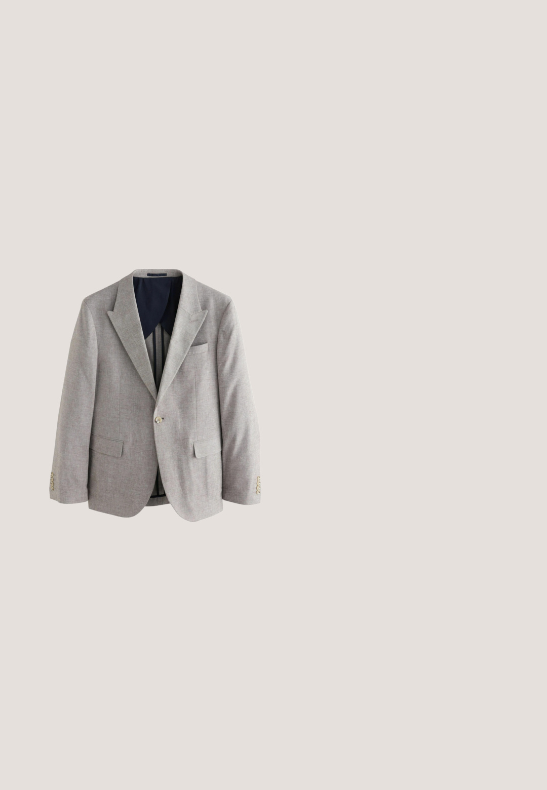 Blazer gris con un tejido texturizado, solapas de pico, cierre de un solo botón, bolsillo en el pecho y forro navy. Detallado con botones en tono dorado en las mangas.; Camisa de hombre de manga larga con botones en color azul apagado, con cuello puntiagudo y puños abotonados.; Pantalones de color gris claro hechos de una tela texturizada, con una cinturilla estándar, bolsillos frontales y un cierre de botón simple.; Mocasín de ante beige claro con punta redondeada, tira decorativa en el empeine y suela de goma texturizada para mayor agarre.; Pequeño bolso bandolera rectangular con solapa negra, correa ajustable y cuerpo con patrón que presenta un diseño repetitivo de logotipo.; Cinturón tejido color beige con un diseño texturizado, hebilla de metal plateado y costuras a juego. Cuenta con un lazo para el ajuste del exceso de correa.
